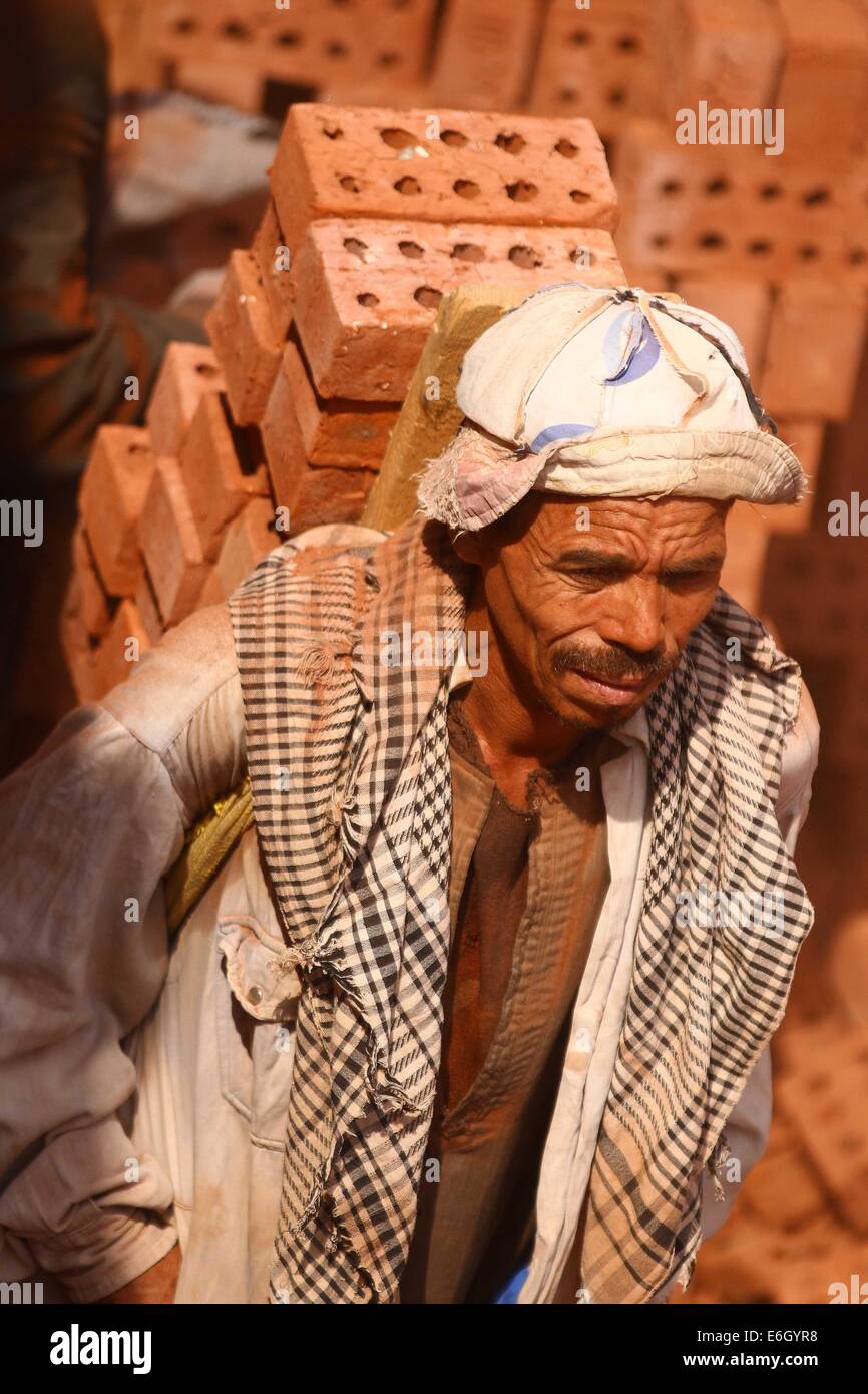 (140823) -- IL CAIRO, Agosto 23, 2014 (Xinhua) -- Un Egiziano operaio lavora in una fabbrica di mattoni nella periferia del Cairo, Egitto, 18 Agosto, 2014. (Xinhua/Ahmed Gomaa) (dzl) Foto Stock