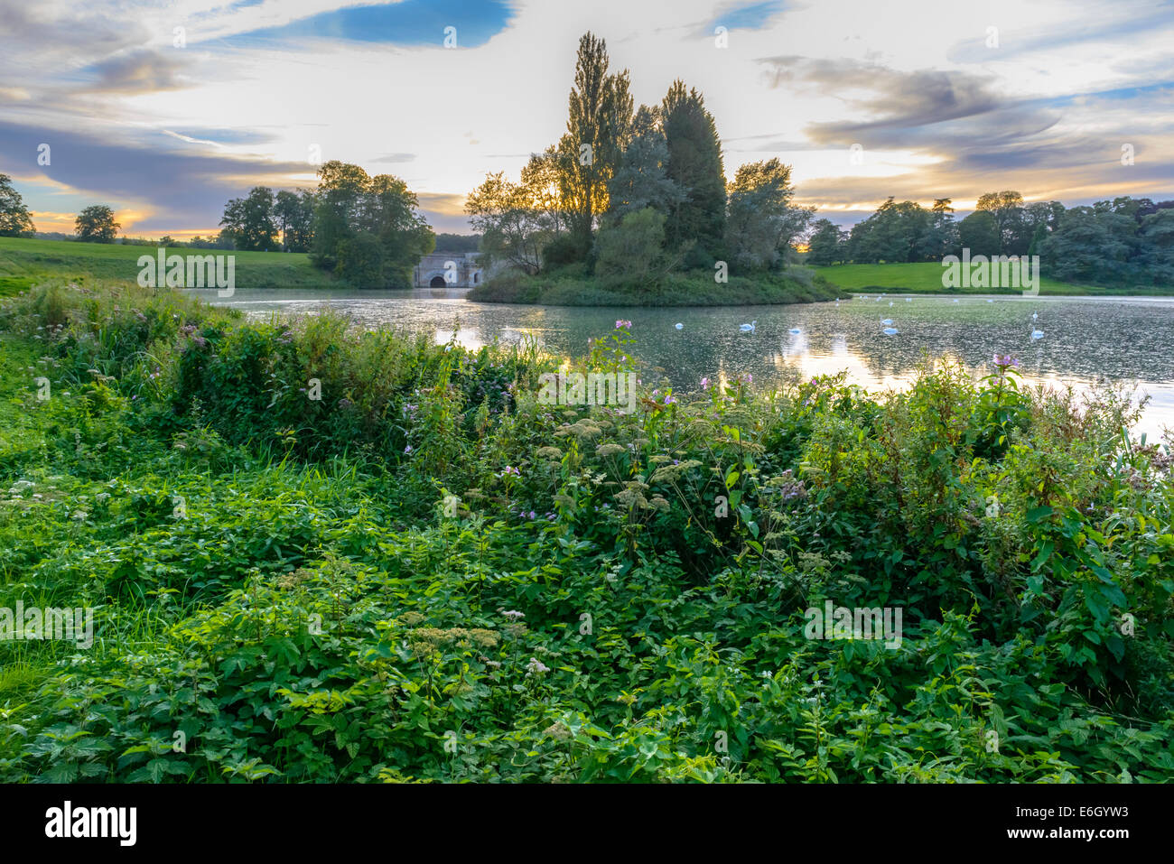 Il lago di Blenheim Palace, blu cielo con alcune nuvole al tramonto in Oxfordshire, Inghilterra Foto Stock