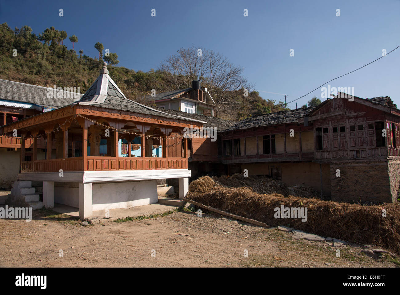 Un padiglione in legno su una fattoria casearia è il Chowka, sede degli anziani a Kogi, un villaggio tradizionale Himachal, India Foto Stock