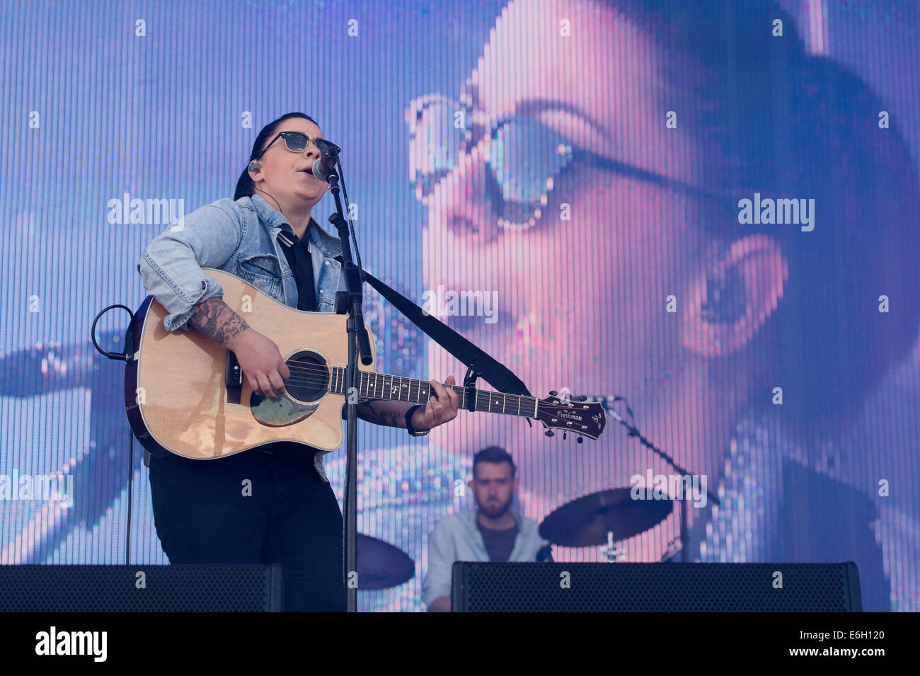 Portsmouth, Hampshire, Regno Unito. 23 Agosto, 2014. Vittorioso Festival - Sabato, Southsea, Hampshire, Inghilterra. Lucy Spraggan, X-Factor finalista durante il suo set con il grande schermo dietro di lei. Credito: MeonStock/Alamy Live News Foto Stock