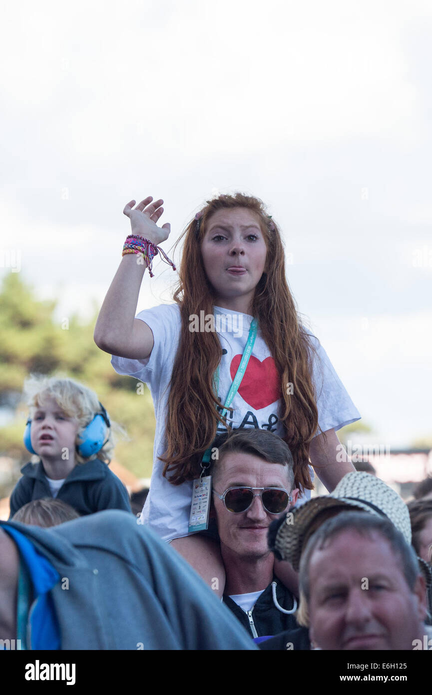 Portsmouth, Hampshire, Regno Unito. 23 Agosto, 2014. Vittorioso Festival - Sabato, Southsea, Hampshire, Inghilterra. Un giovane fan sulle sue spalle padri durante il Lucy Spraggan set. Credito: MeonStock/Alamy Live News Foto Stock