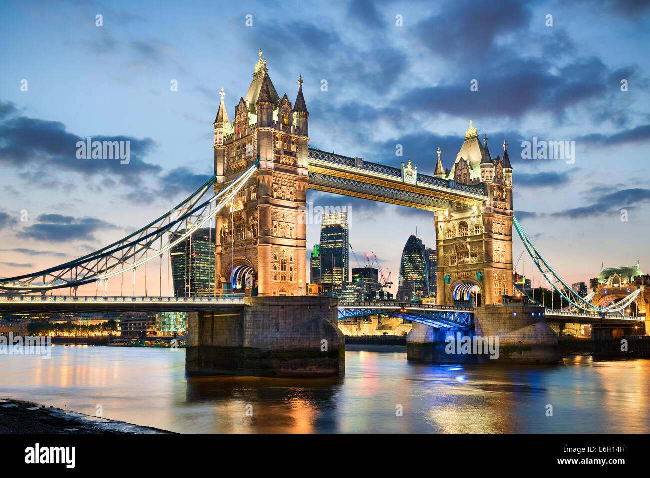 Il Tower Bridge di Londra di notte Foto Stock