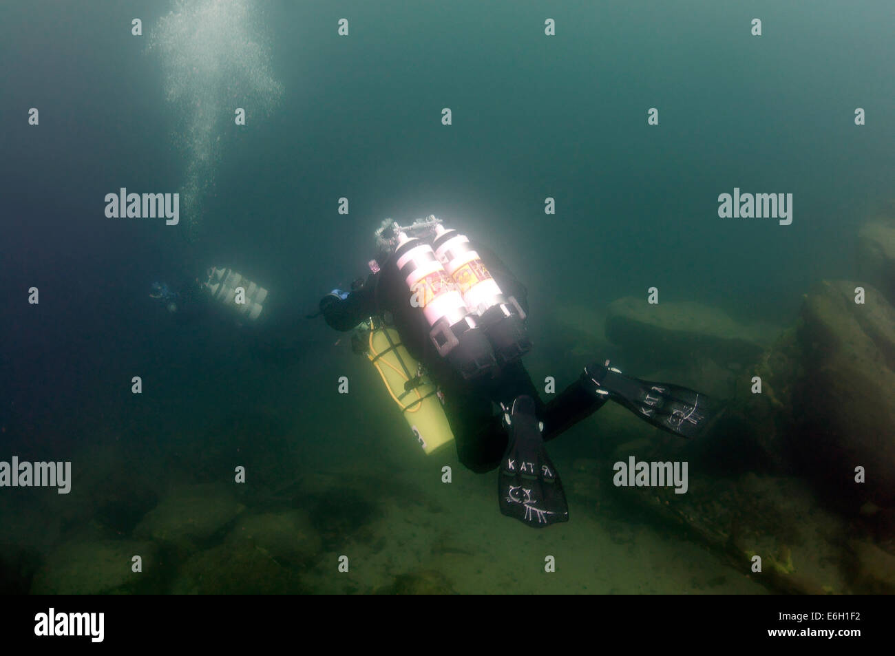 Technical diver tuffati nelle profondità del lago Baikal, Siberia, Russia, Eurasia Foto Stock