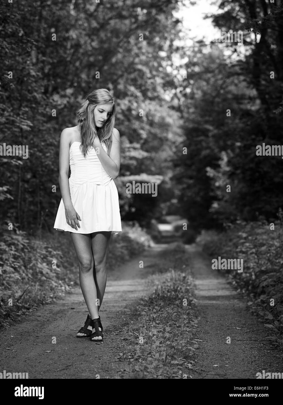 Natural bella giovane donna, paesaggio rurale sullo sfondo, immagine in bianco e nero Foto Stock