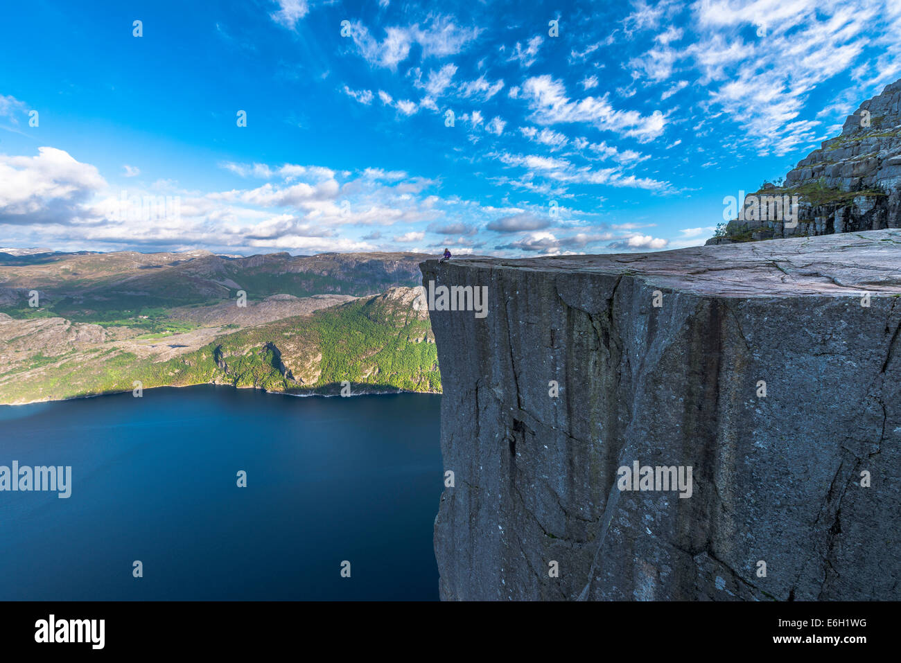 Celebre pulpito di roccia in primavera in Norvegia Foto Stock