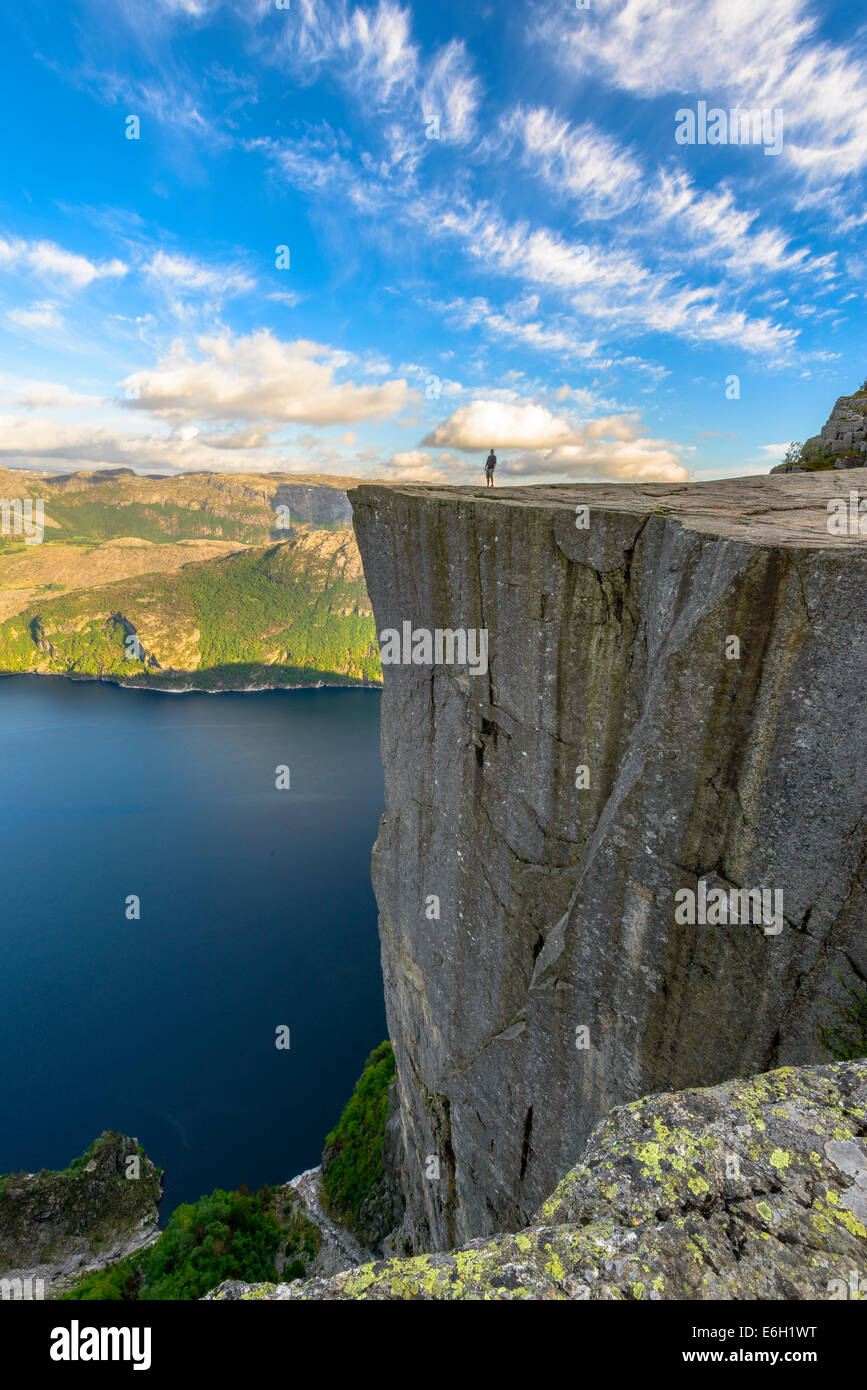Celebre pulpito di roccia in primavera in Norvegia Foto Stock