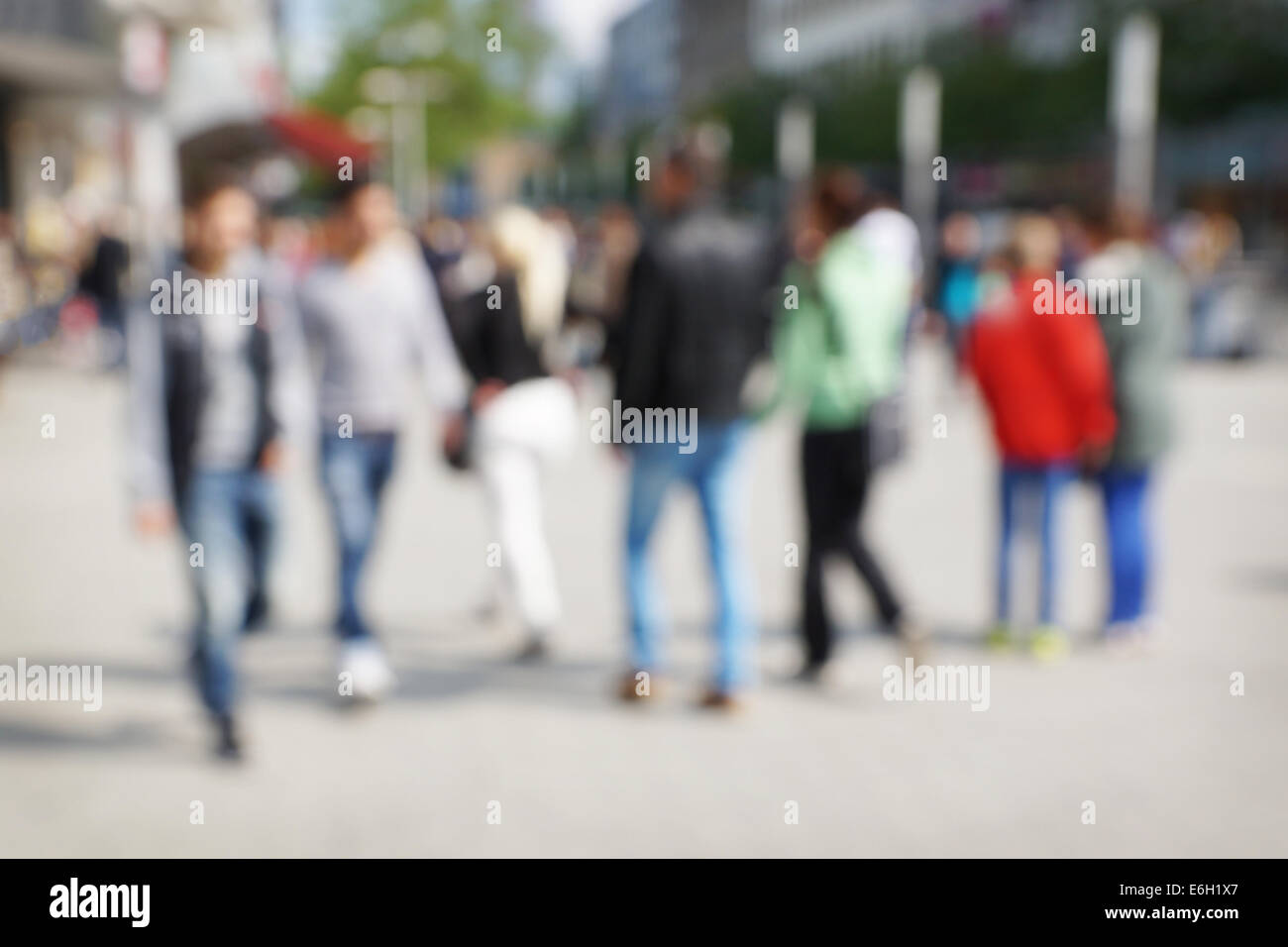 Al di fuori del gruppo di messa a fuoco di persone a piedi attraverso la zona pedonale Foto Stock