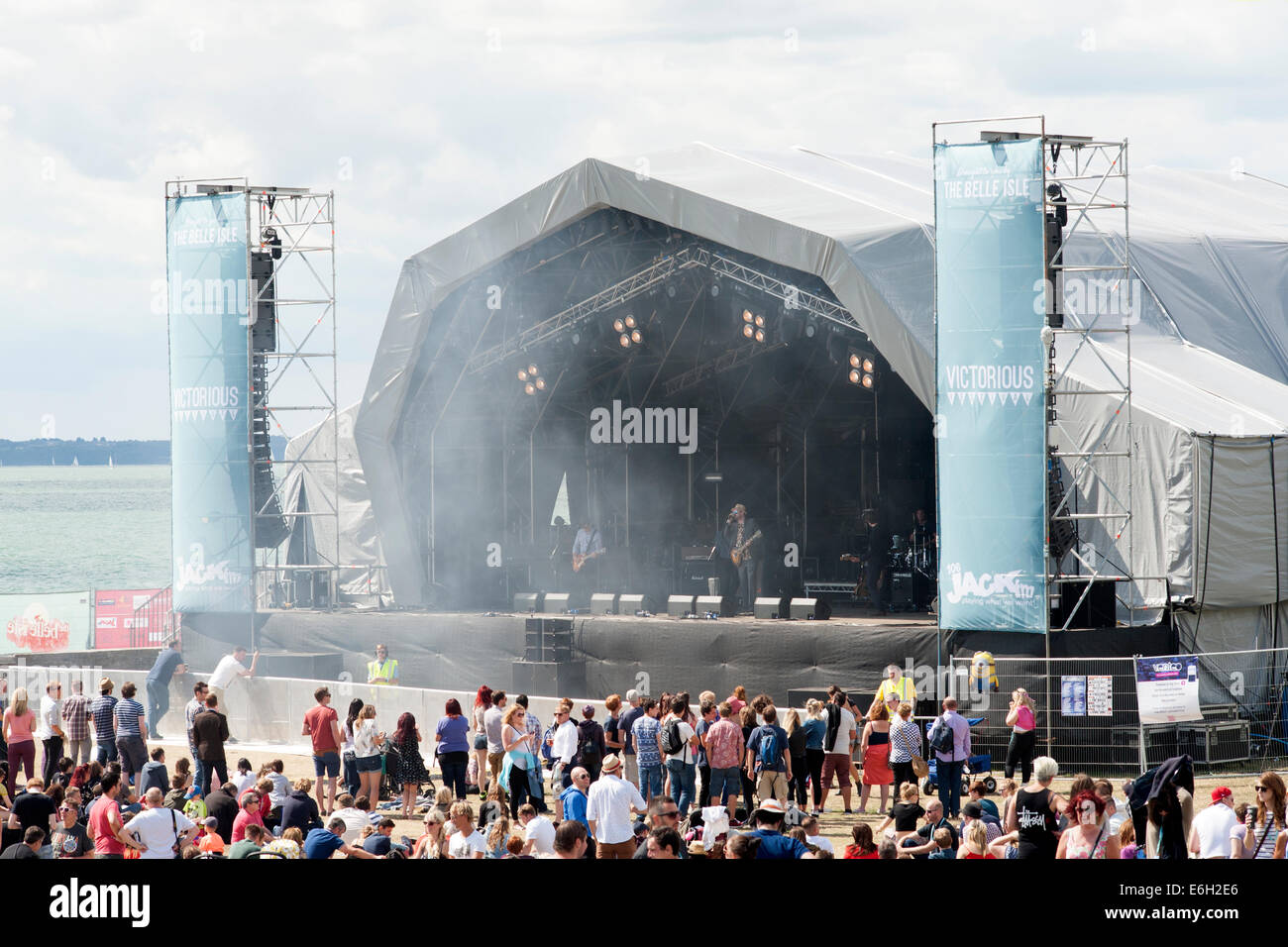 Una folla di gente che ascolta la musica da uno degli stadi di sunshine presso il festival di vittoriosa 2014 southsea England Regno Unito Foto Stock