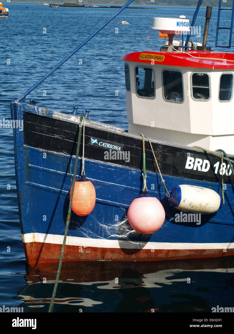 Barca da pesca nel porto di Portree, Isola di Skye Foto Stock
