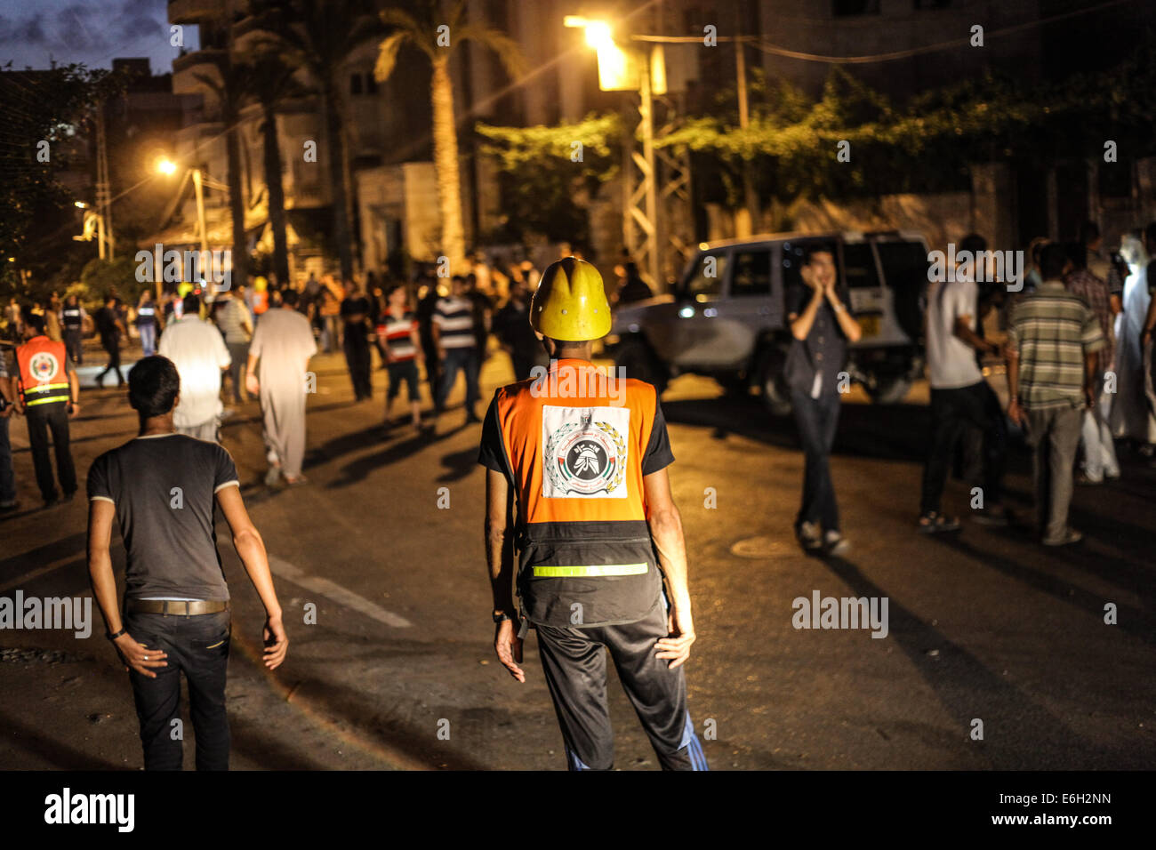 La striscia di Gaza. 23 Agosto, 2014. Forza Aerea israeliana aerei hanno distrutto una torre residenziale costituito da 14 bungalows di Gaza City. Credito: Ibrahim Khader/Pacific Press/Alamy Live News Foto Stock