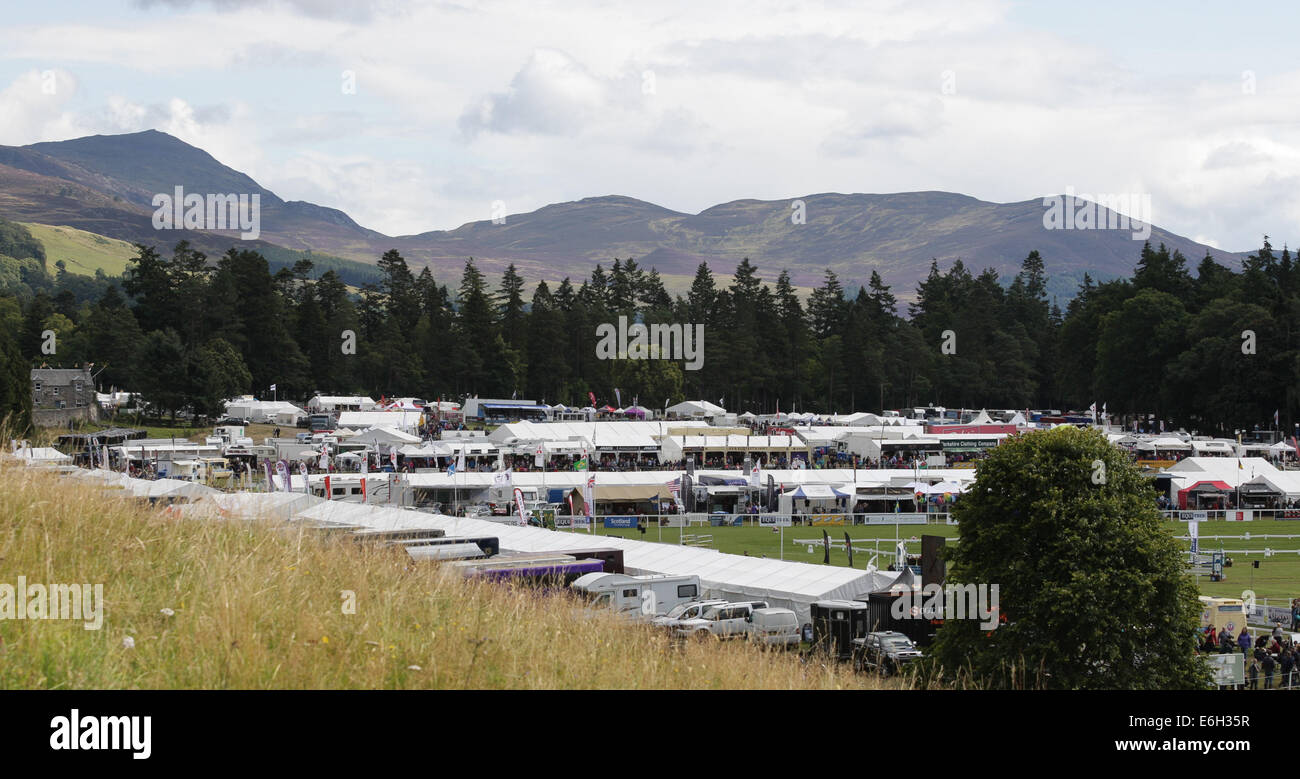 Blair Atholl, Scozia. 23 Ago, 2014. Blair Castle International Horse Trials. Vista generale del principale arena e stand commerciali. Credito: Azione Sport Plus/Alamy Live News Foto Stock