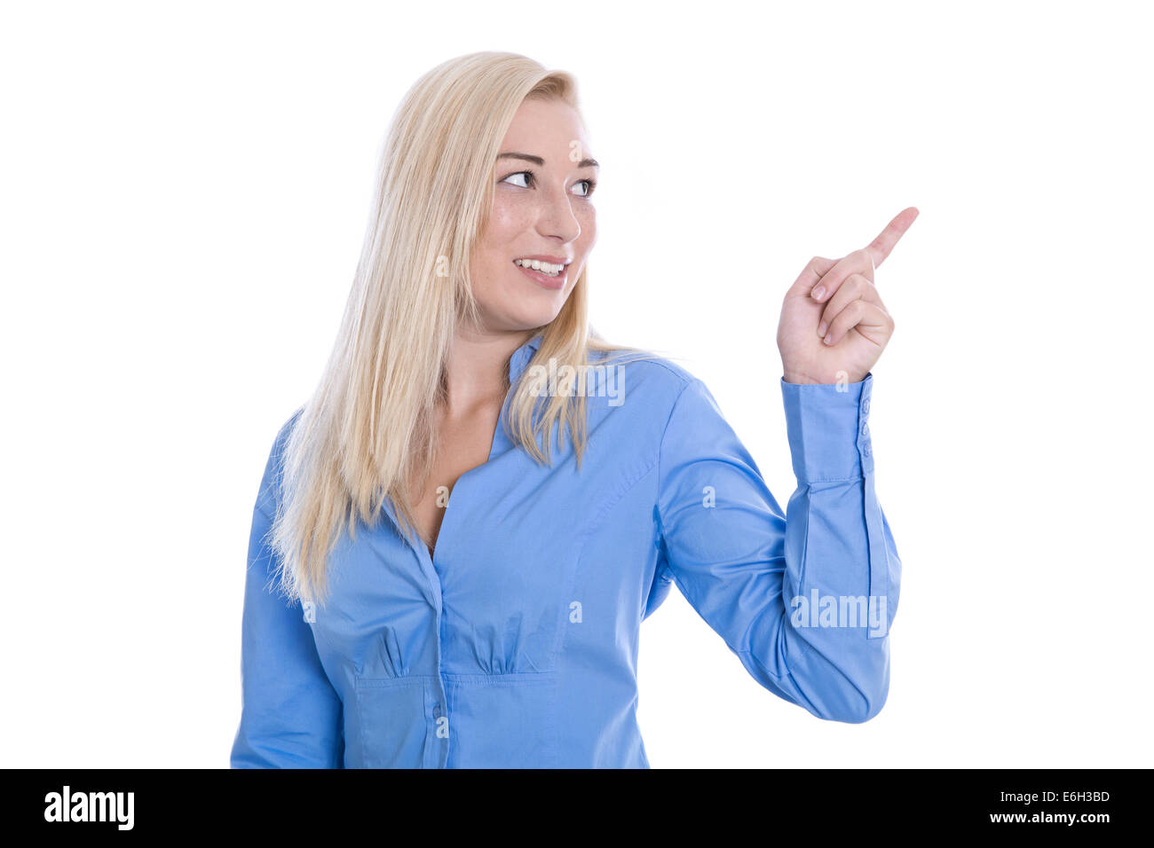 Isolato giovane biondo business donna in blu presentando con il suo dito sul bianco. Foto Stock