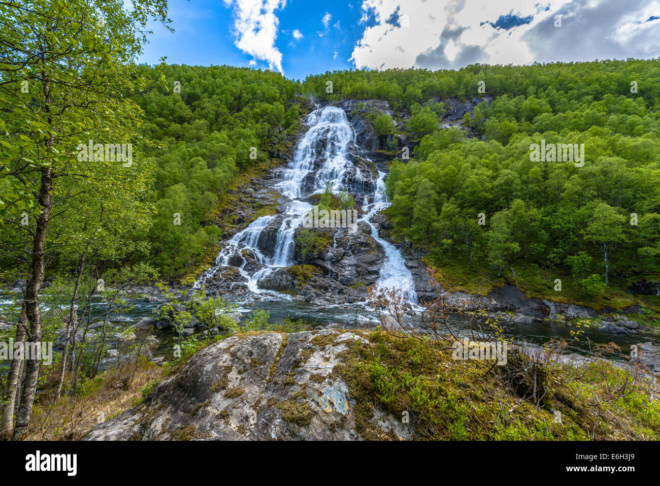 Flesana cascata in primavera in Norvegia Foto Stock