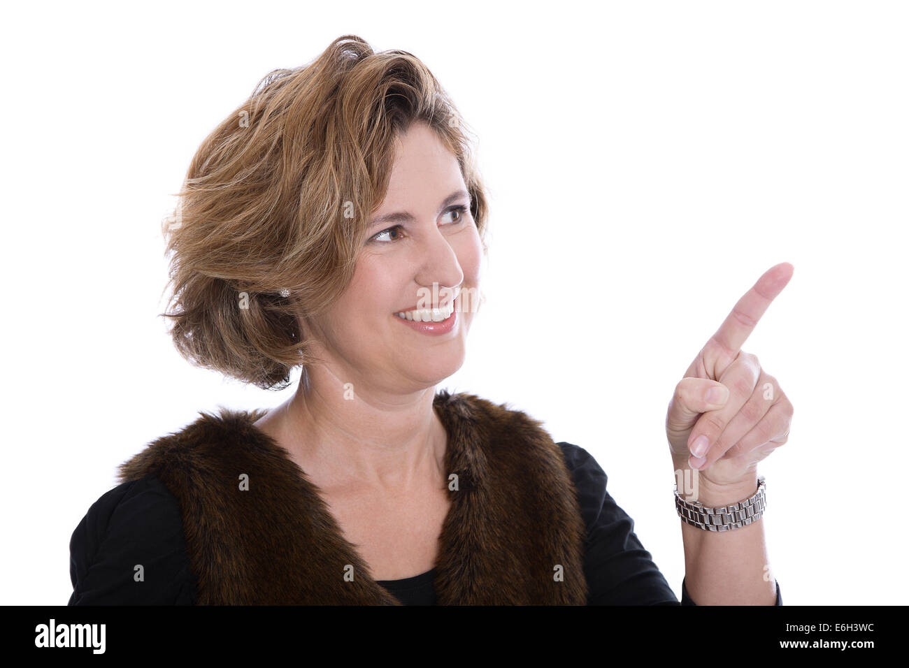 Imprenditrice isolato in abbigliamento invernale presentando con il suo dito indice su sfondo bianco. Foto Stock