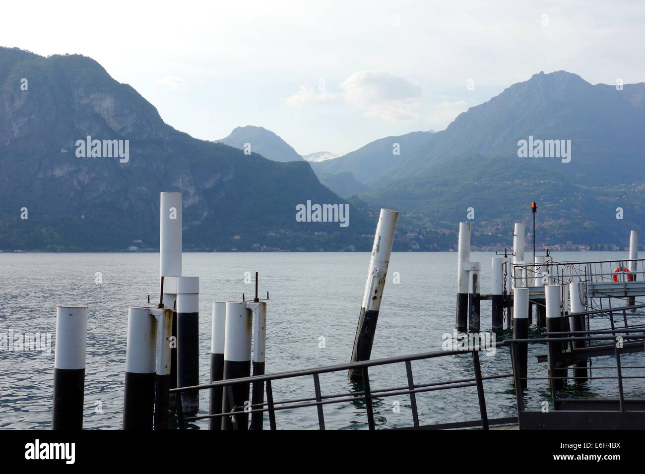 Moli e le montagne sullo sfondo del lago di Como, Italia Foto Stock