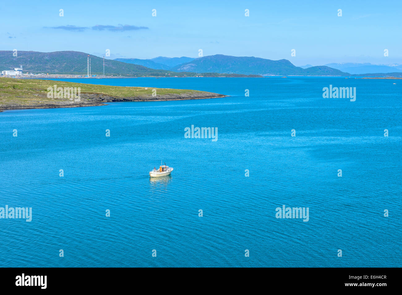 Fisherman vela in mare a molla in Rogaland, Norvegia Foto Stock