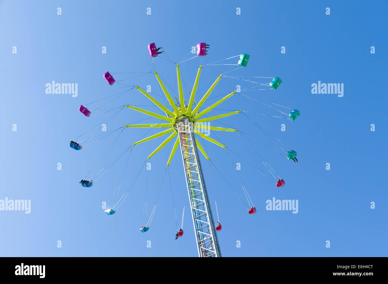 Altalena gigante contro un blu cielo saturo Foto Stock