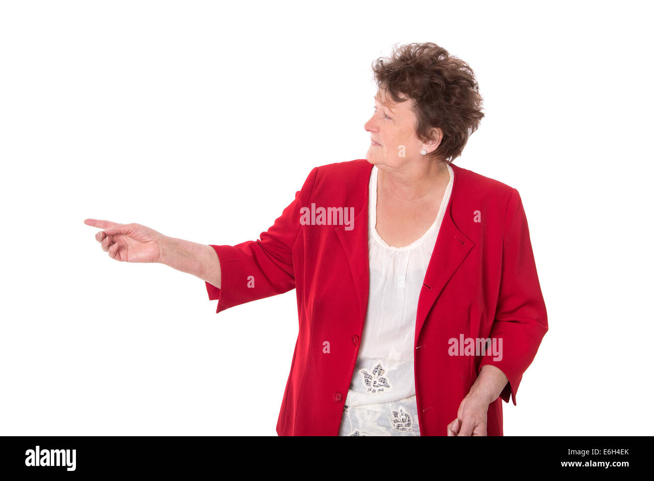 Soddisfatto isolato donna più anziana in rosso la presentazione con la mano. Foto Stock