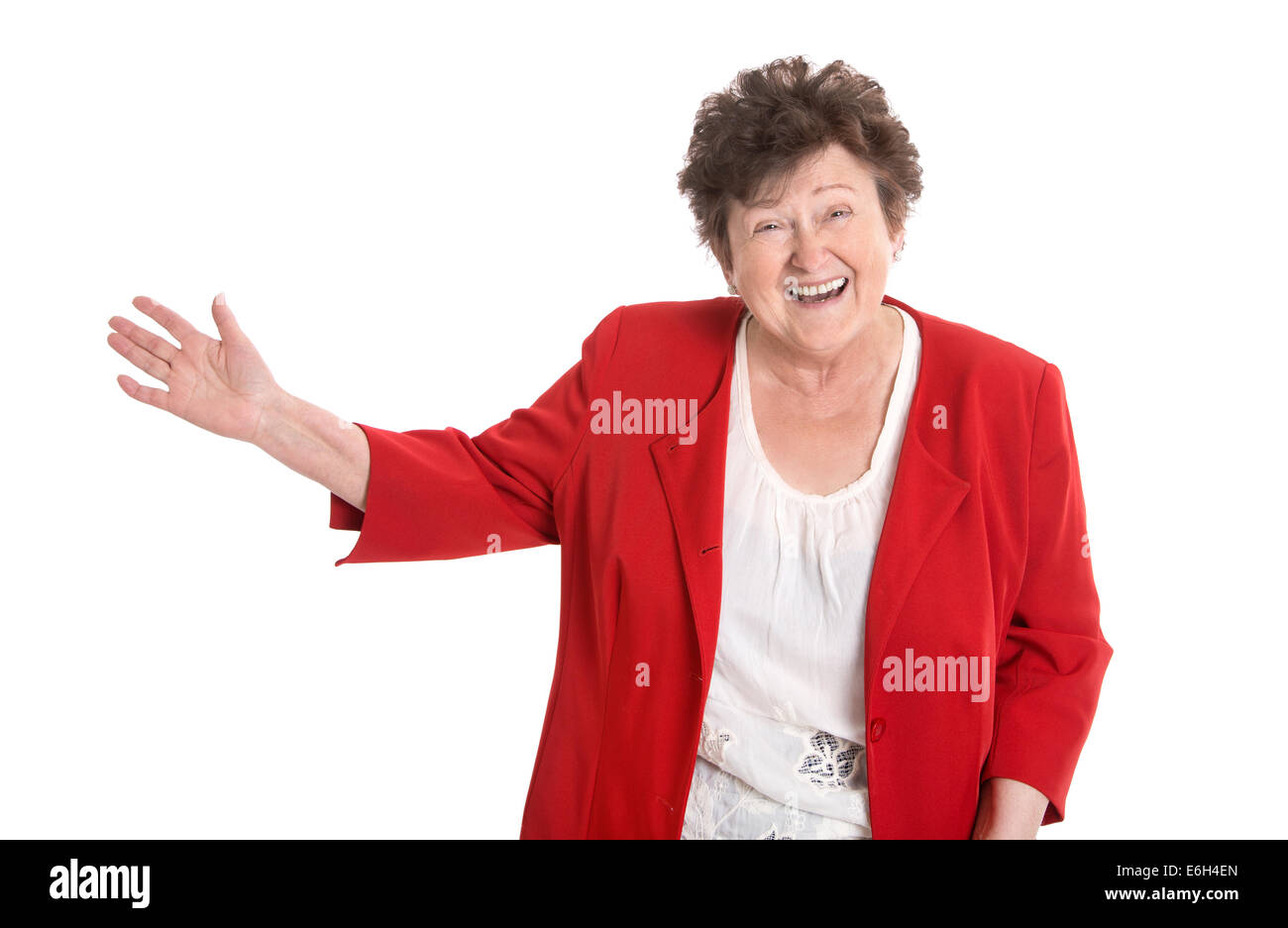 Soddisfatto isolato donna più anziana in rosso la presentazione con la mano. Foto Stock