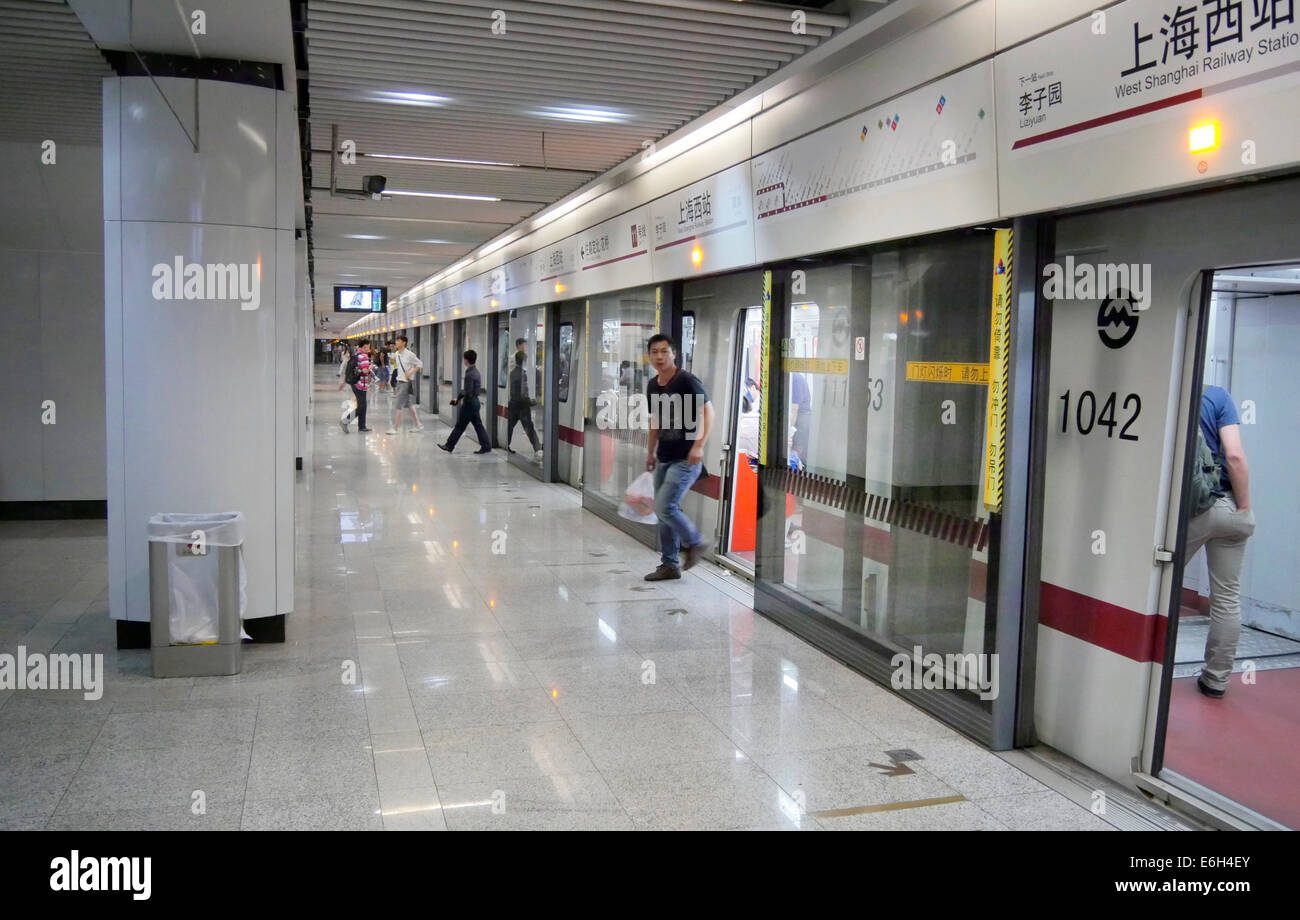 Prendere metropolitana stazione ferroviaria piattaforma nella zona ovest di Shanghai, Zhenru Cina Foto Stock