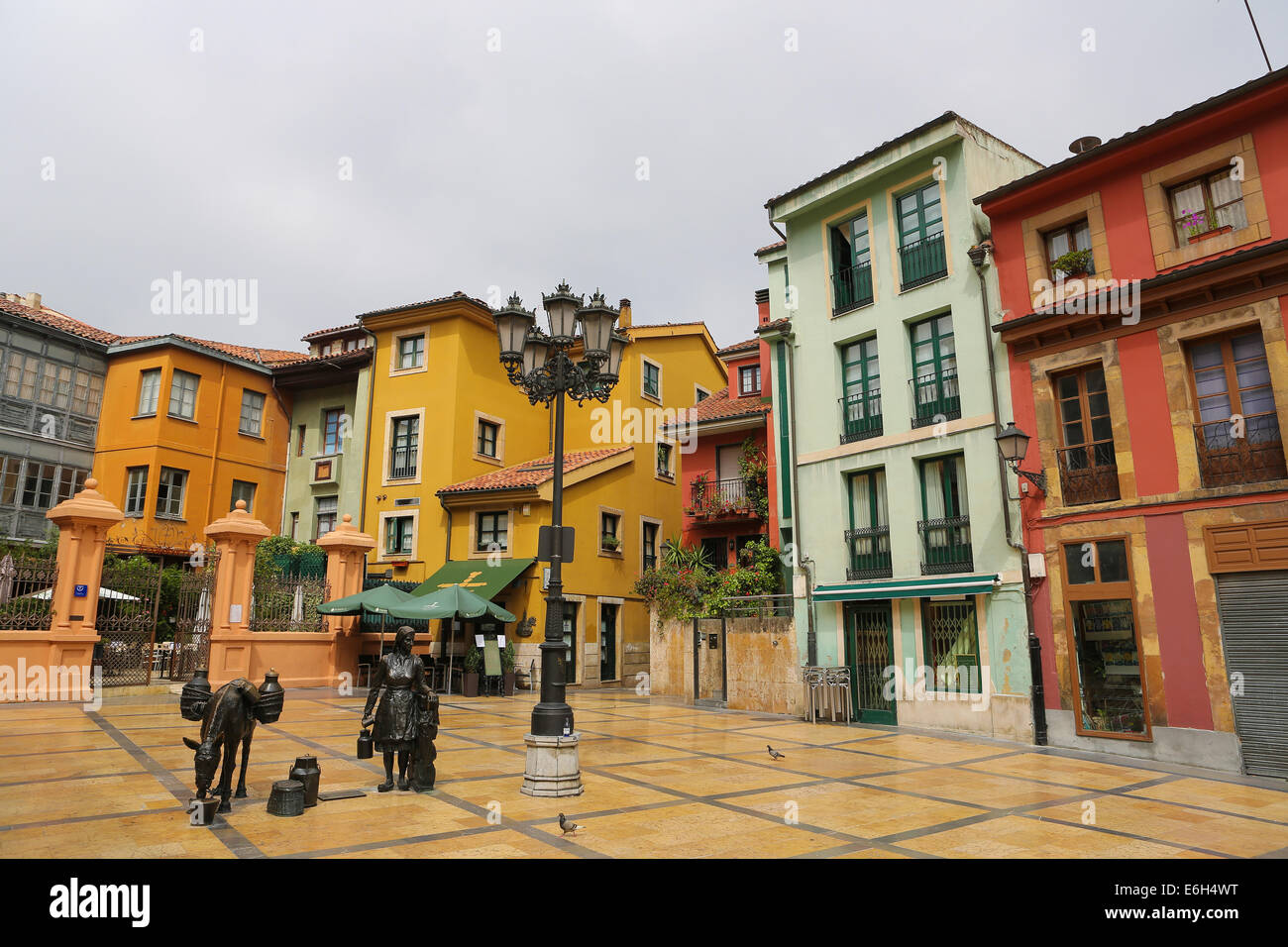 OVIEDO, Spagna - 17 luglio 2014: Plaza Trascorrales nel centro di Oviedo, Asturias, Spagna. Foto Stock