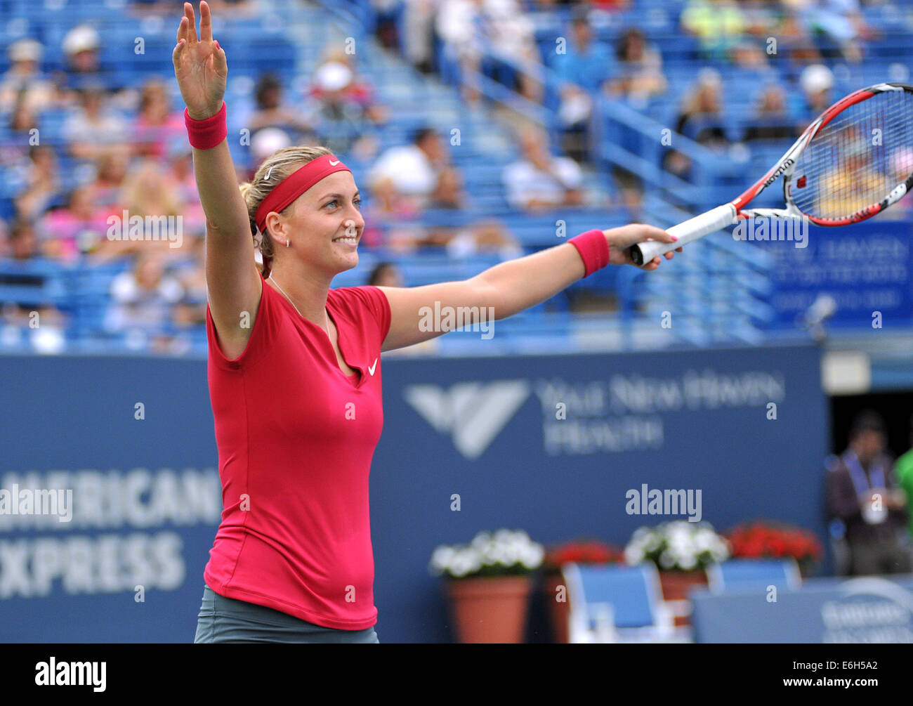 New Haven, CT, Stati Uniti d'America--campione di Wimbledon Petra KVITOVA (CZE) reagisce dopo aver battuto Magdalena RYBARIKOVA (SVK) al Connecticut Open Tennis Tournament. Kvitova sconfitto Rybarikova 6-4,6-2 a vincere il torneo. Agosto 23, 2014. Credito: Enigma/Alamy Live News Foto Stock