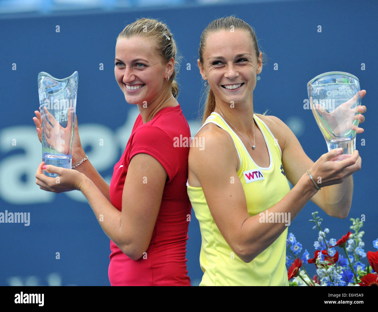 New Haven, CT, Stati Uniti d'America--campione di Wimbledon Petra KVITOVA (CZE), a sinistra e a Magdalena RYBARIKOVA (SVK) posa per il trofeo foto al Connecticut Open Tennis Tournament. Kvitova sconfitto Rybarikova 6-4,6-2 a vincere il torneo. Agosto 23, 2014. Credito: Enigma/Alamy Live News Foto Stock