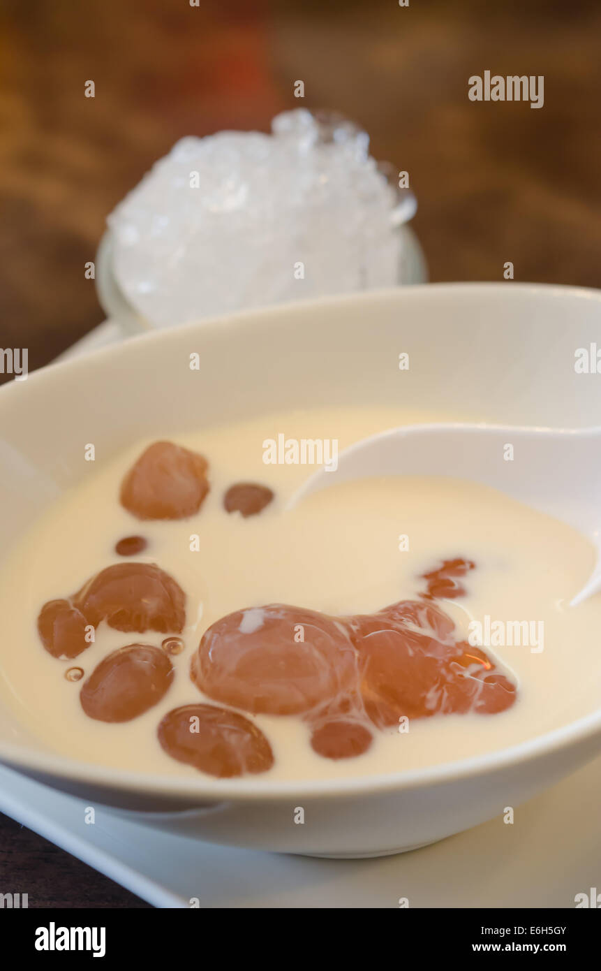 Thai dessert, realizzata con seme di Talipot palm e latte di cocco serviti con ghiaccio Foto Stock