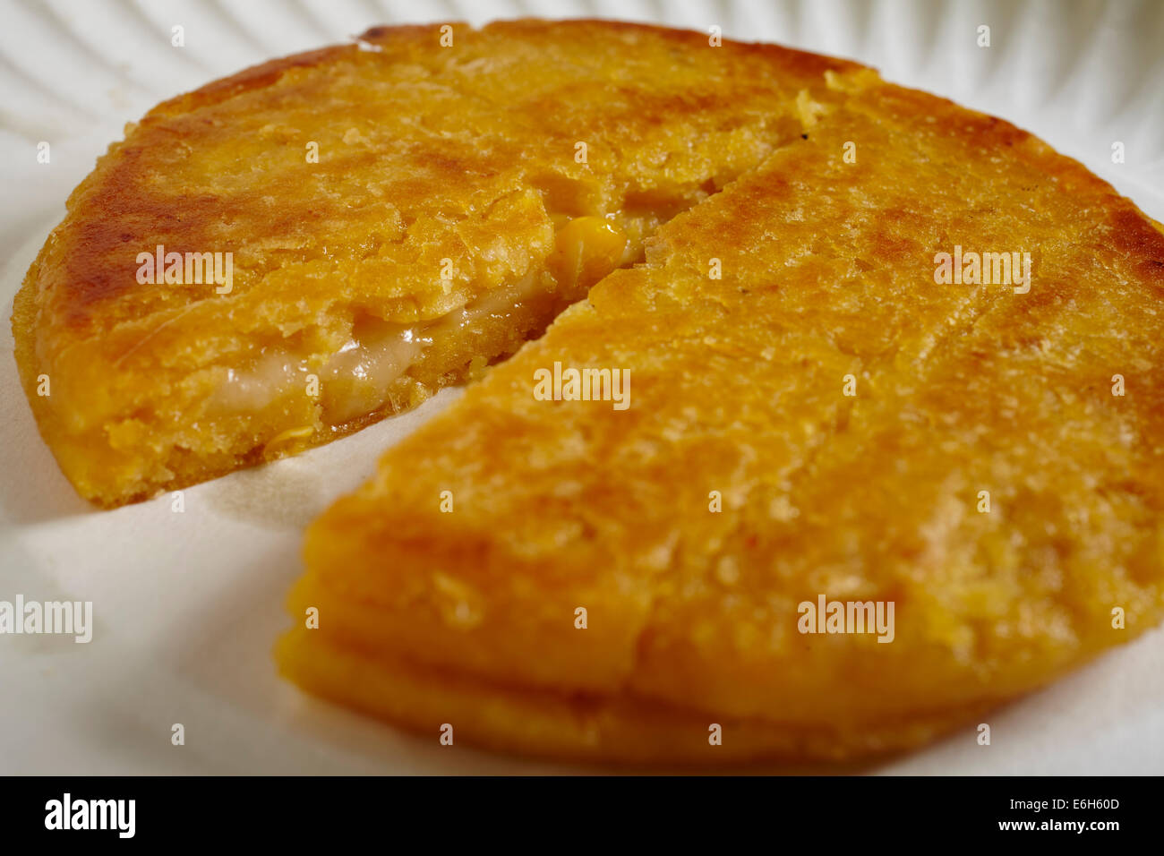 Il mais e formaggio arepa, un popolare colombiano cibo di strada Foto Stock