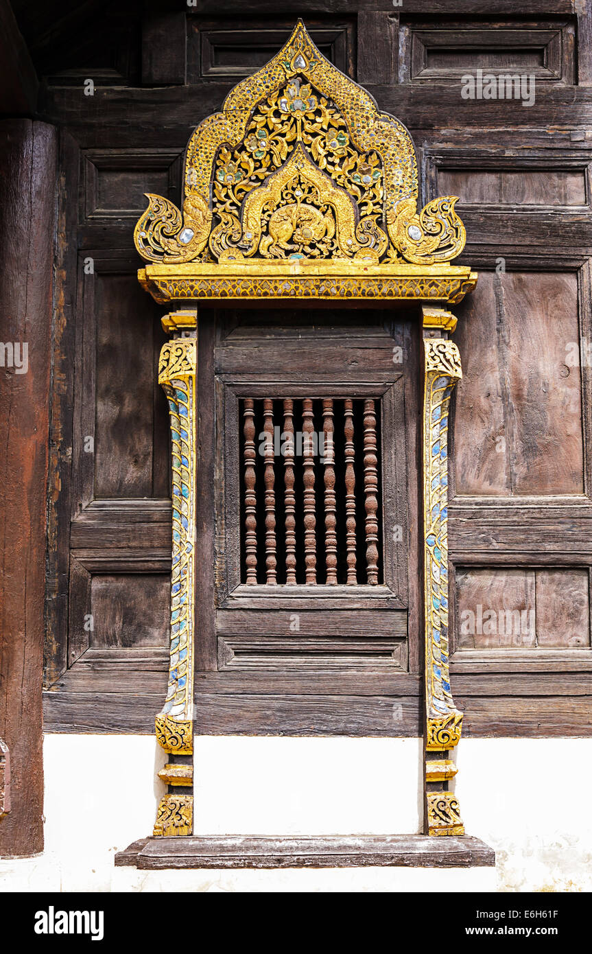 Sculture in legno decorato a Wat Phan-Tao tempio in Chiang Mai, Thailandia Foto Stock