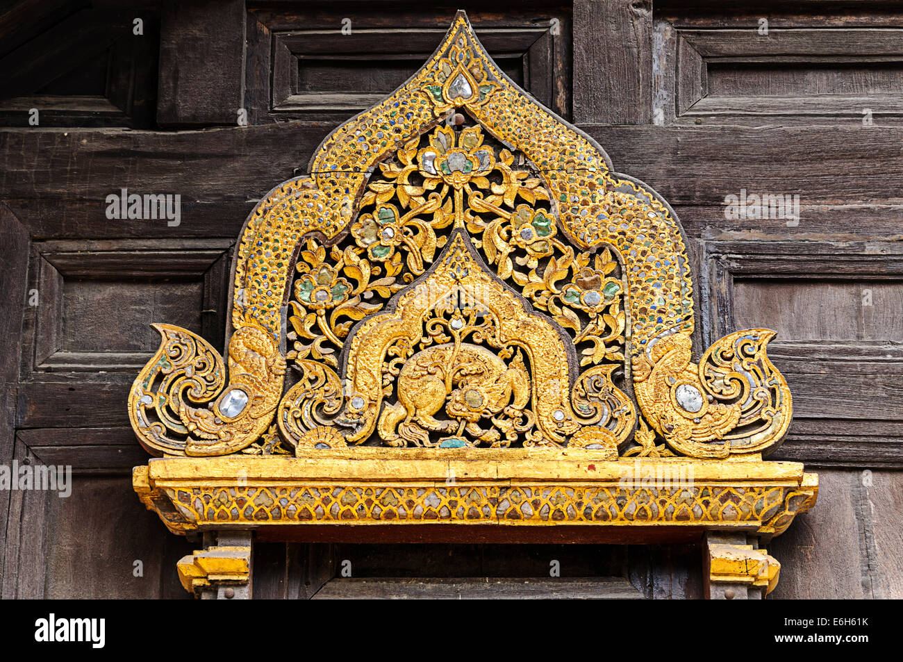 Sculture in legno decorato a Wat Phan-Tao tempio in Chiang Mai, Thailandia Foto Stock
