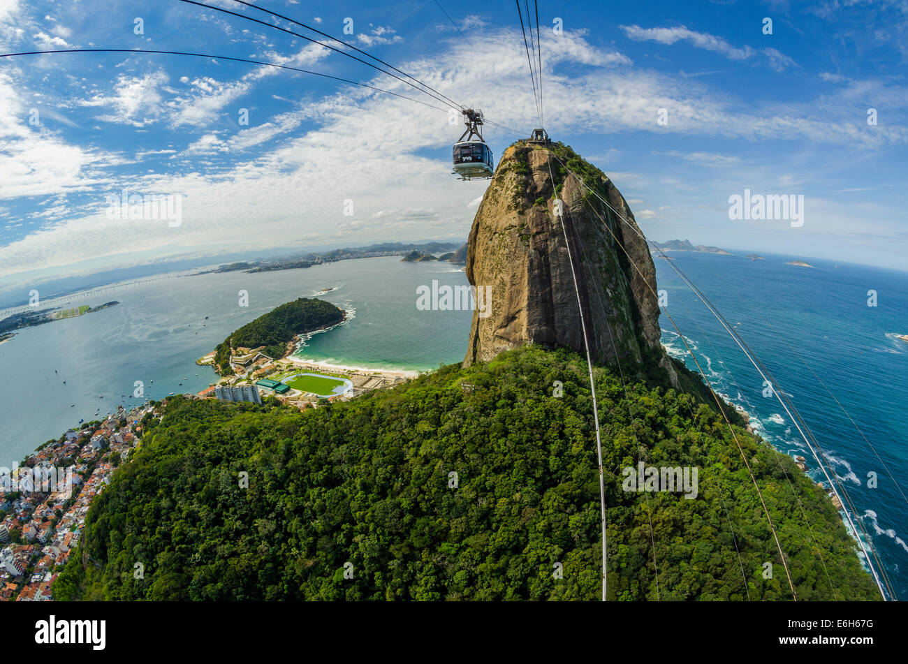 Funivia sul Pão de Açúcar (sugarloaf mountain) dal Morro da Urca Foto Stock Funivia sul Pão de Açúcar (sugarloaf mountain) dal Morro da Urca Foto Stock
