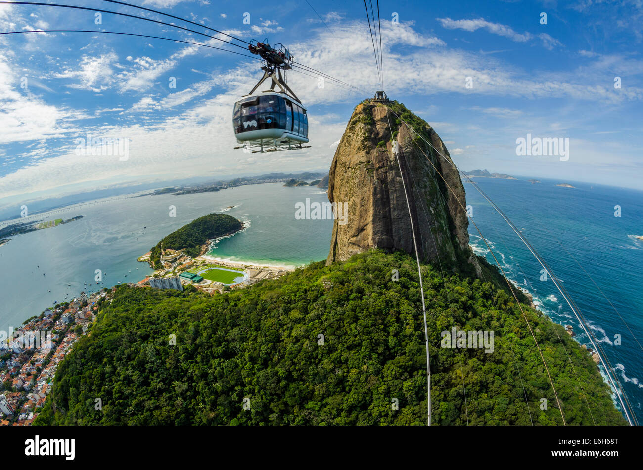 Funivia sul Pão de Açúcar (sugarloaf mountain) dal Morro da Urca Foto Stock Funivia sul Pão de Açúcar (sugarloaf mountain) dal Morro da Urca Foto Stock
