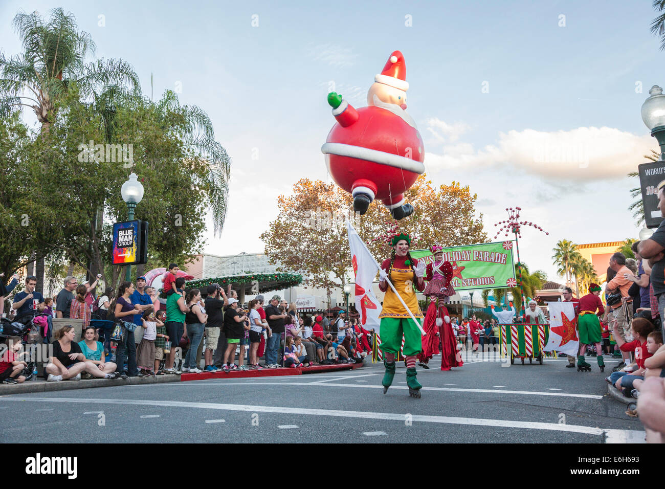 Clown, trampolieri e un gonfiabile Santa portano il Macy's Holiday Parade presso gli Universal Studios di Orlando Foto Stock