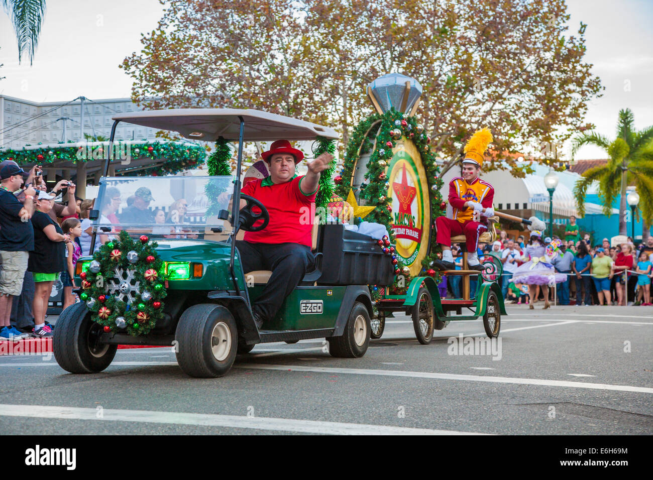 Uomo alla guida decorate golf cart tirando grandi bass drum in Macy's Holiday Parade presso gli Universal Studios in Orlando Florida Foto Stock