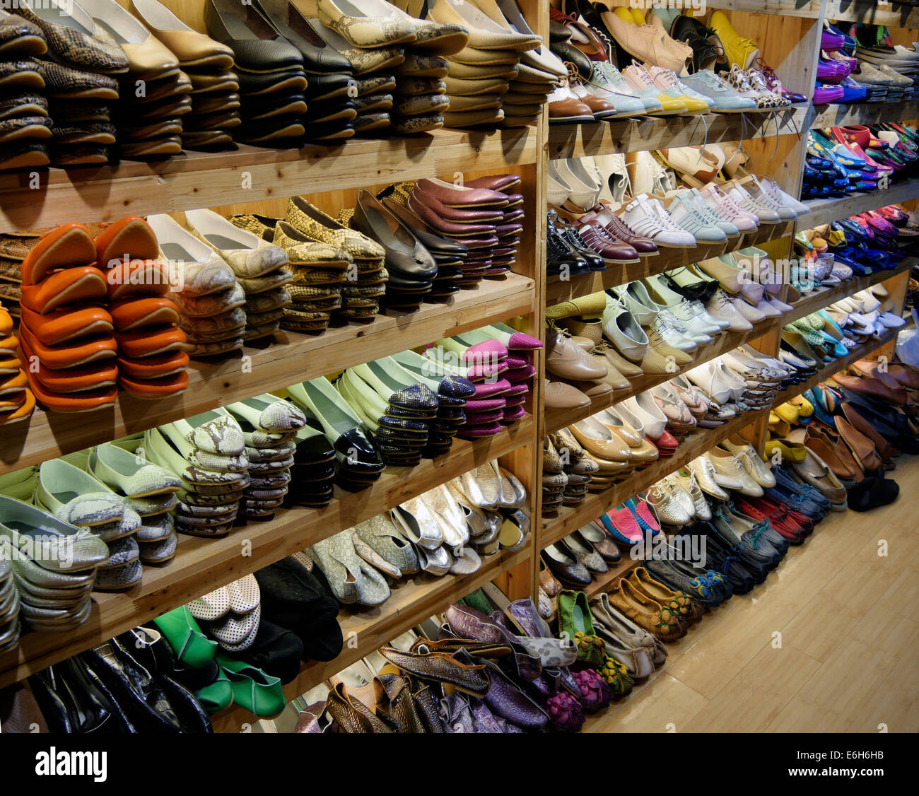 Scarpe in un negozio di scarpe, Taikang Road, conosciuta anche come piazza Tian Zi Fang in Huangpu District di Shanghai Foto Stock