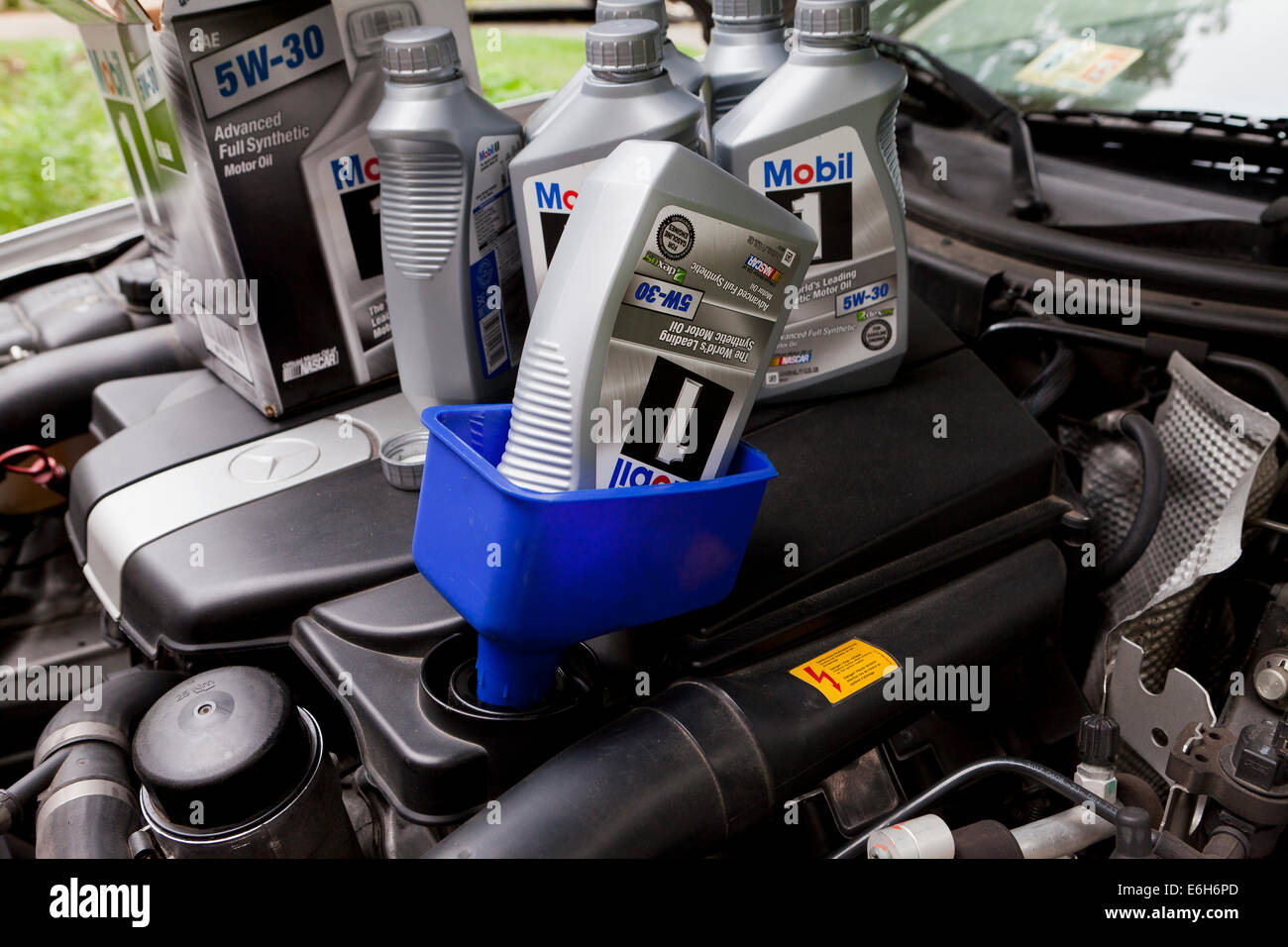 1 mobile di olio motore nell'imbuto - USA Foto Stock