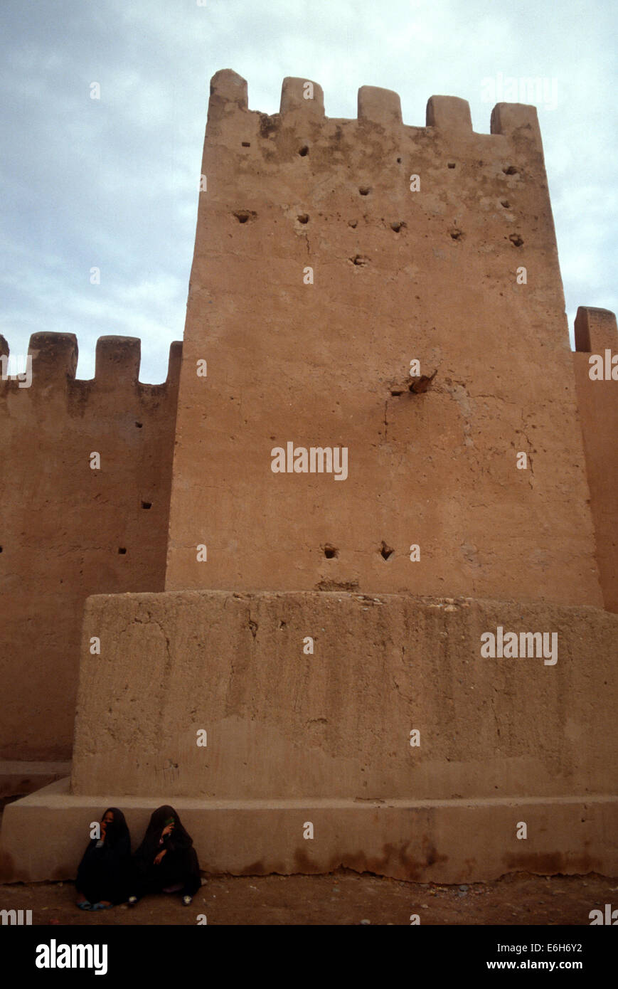 Lunghi bastioni merlati racchiudono Taroudant, una città berbera a sud dell'Alto Atlante, Marocco Foto Stock