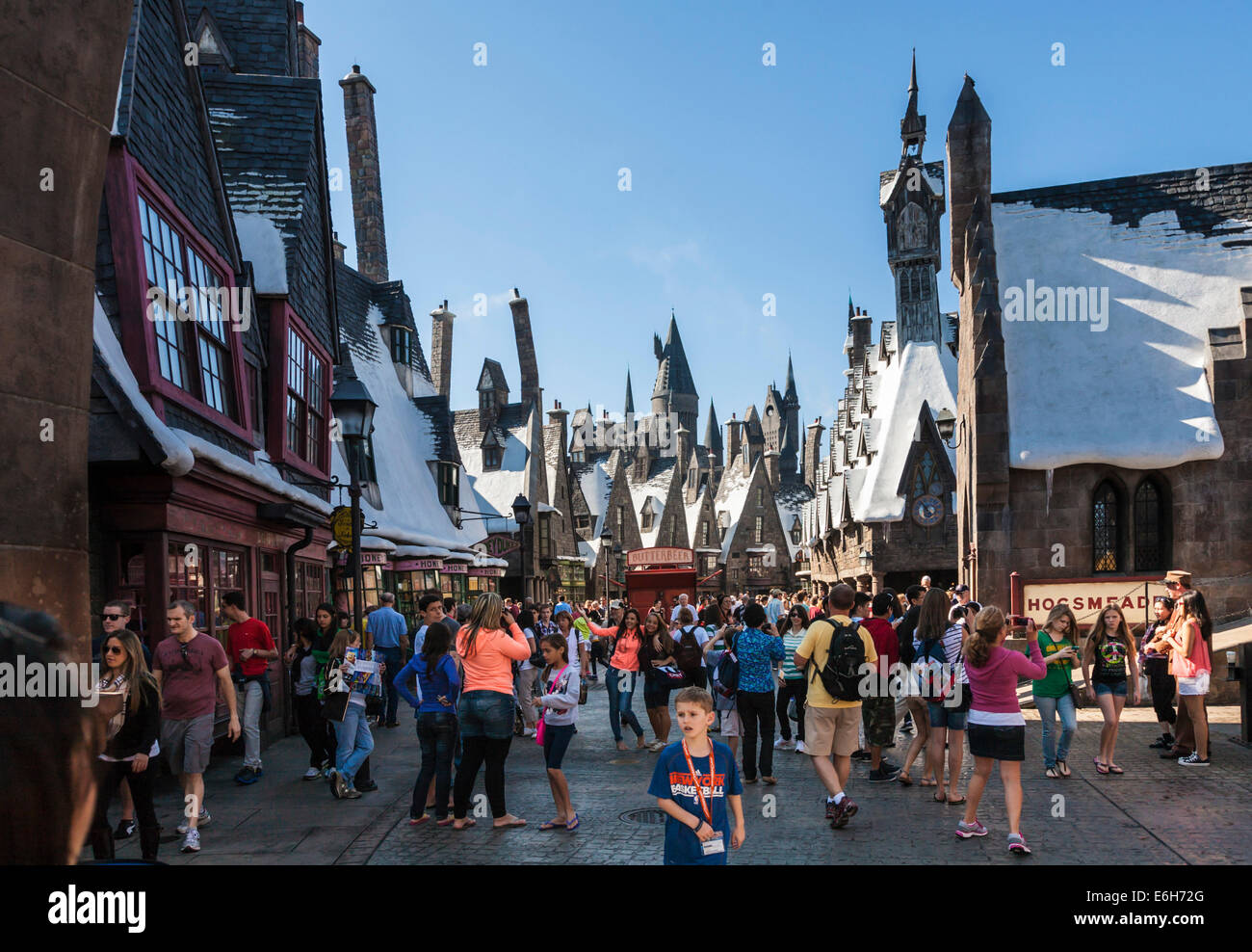 Gli ospiti del parco possono posare per delle fotografie nel mondo magico di Harry Potter agli Universal Studios di Orlando, Florida Foto Stock