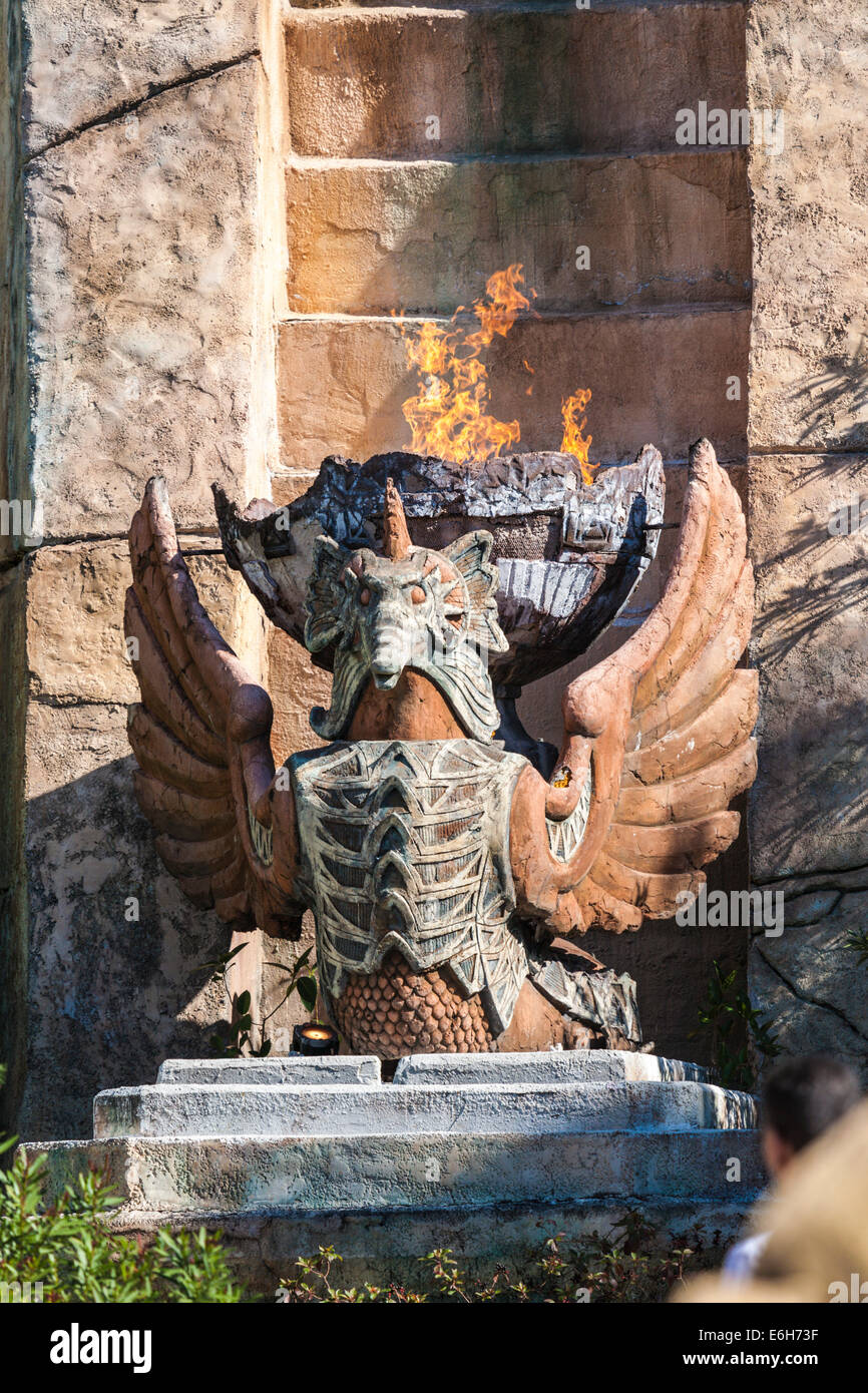 Le fiamme escono di scultura nel continente perduto all'Universal's Islands of Adventure a Orlando in Florida Foto Stock