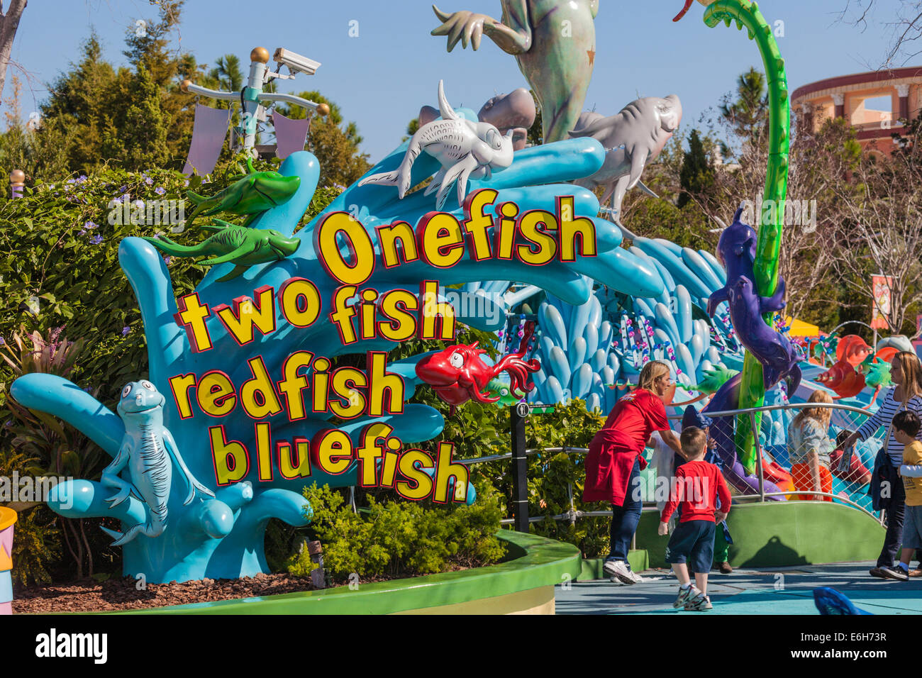 Madri e bambini in uno dei due pesci Pesci scorfano bluefish attrazione ride in Seuss in atterraggio a Islands of Adventure, Orlando Foto Stock