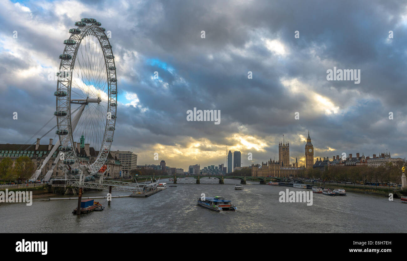 Città di Londra al tramonto, è possibile vedere il London Eye, il Big Ben, la Casa del Parlamento e molto di più. Foto Stock