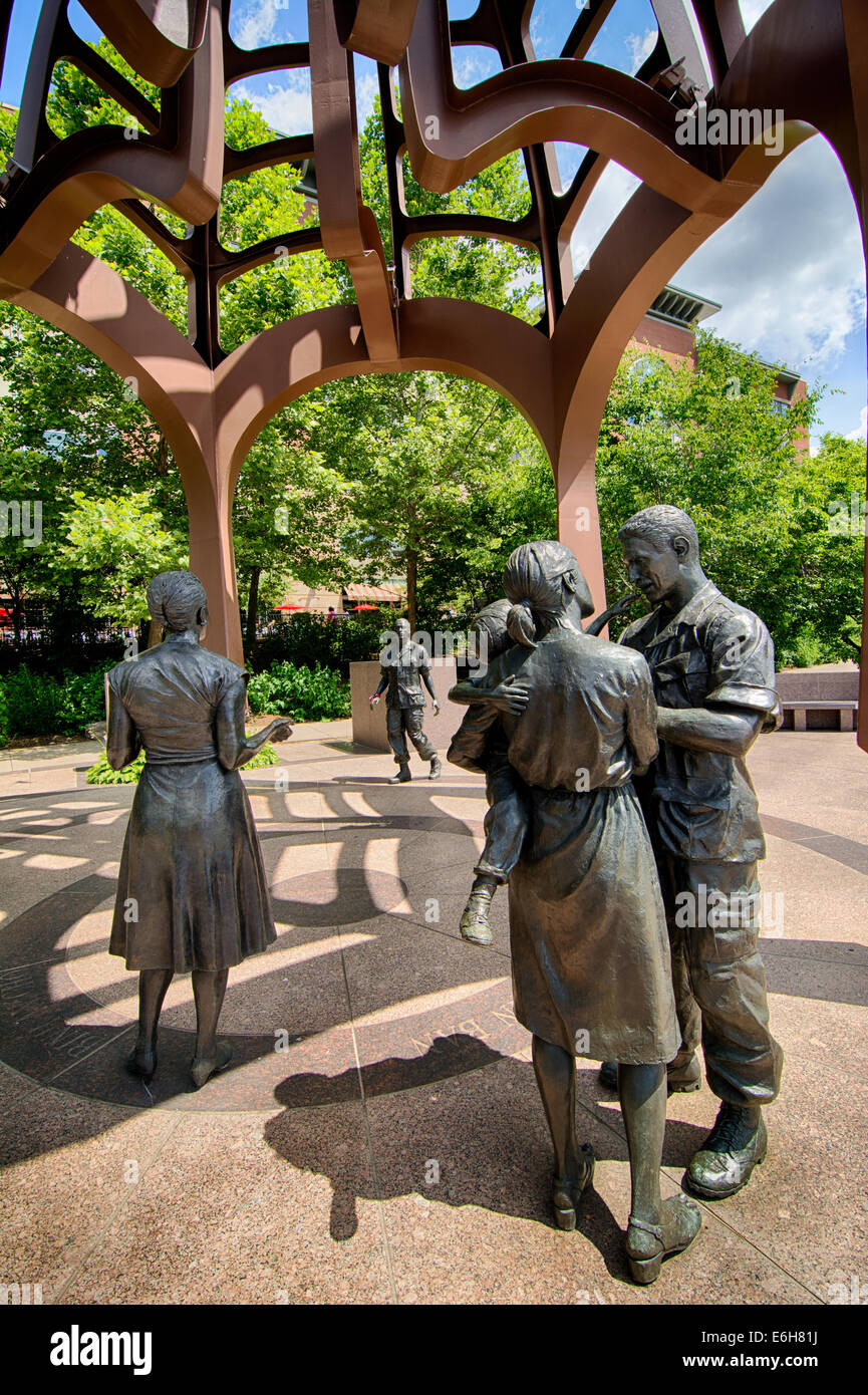 Il Vietnam Veterans' monumento, sulla sponda settentrionale di Pittsburgh, Pennsylvania, mostra la vita di soldati di dimensioni e riunificazione delle famiglie. Foto Stock