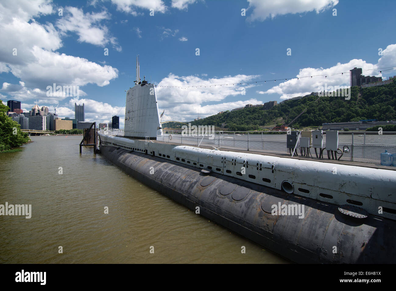La USS Requin è un sottomarino della Seconda Guerra Mondiale sul display a Pittsburgh's Carnegie Science Center, sulla costa nord della città. Foto Stock