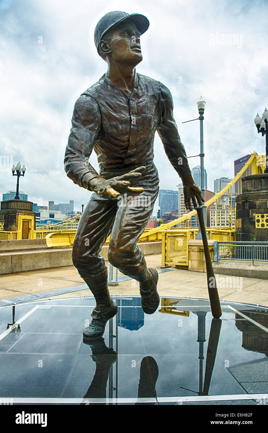 Roberto Clemente un riverito giocatore di baseball a Pittsburgh's sport storia. "Il più grande" è commemorò fuori al PNC Park. Foto Stock