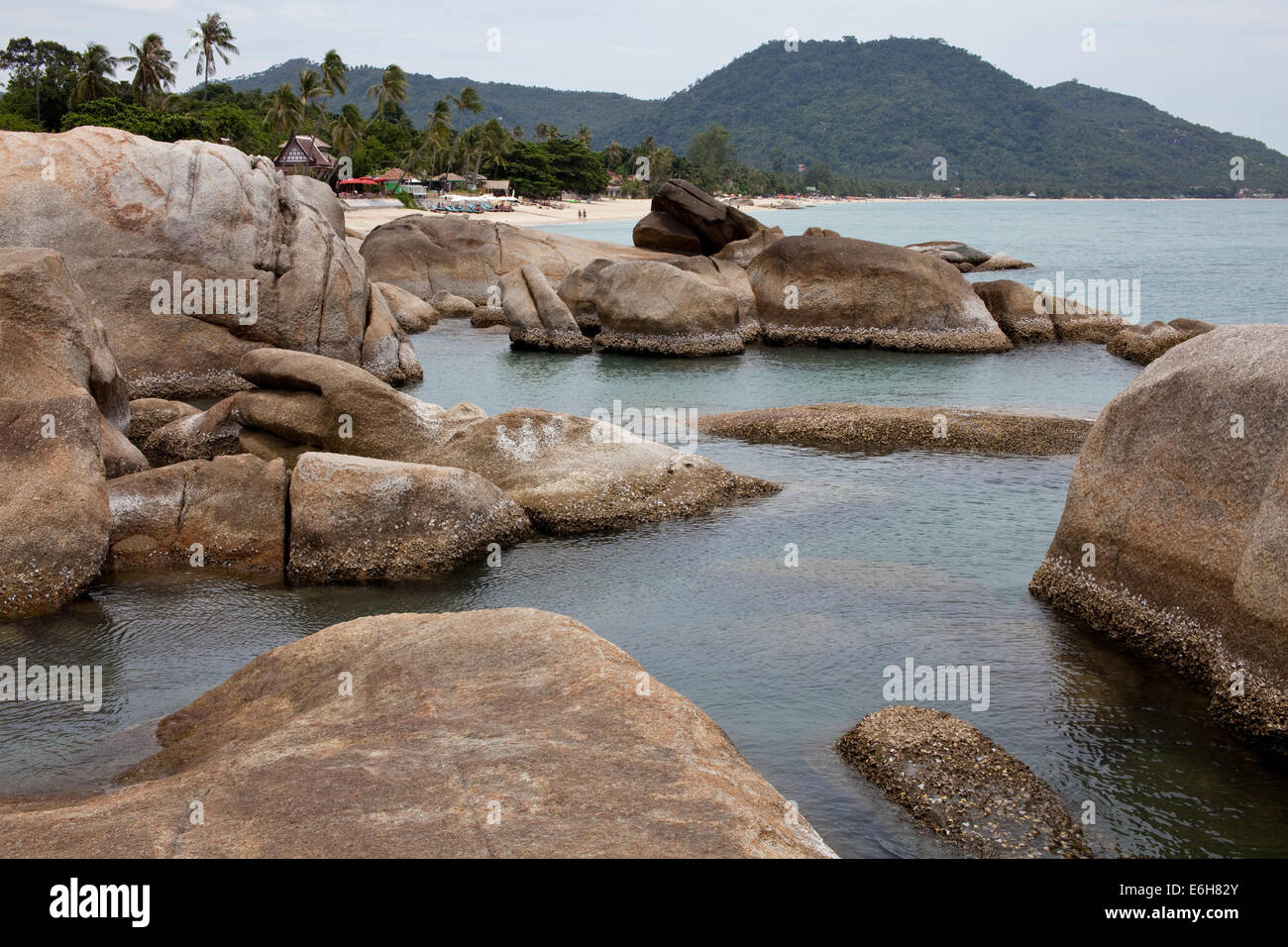 Gruppo di rocce sotto un cielo blu sulla spiaggia Foto Stock