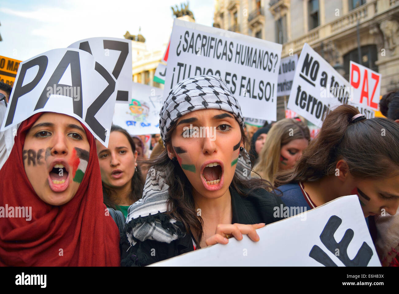 Le donne chiedono la pace e per protestare contro gli attacchi israeliani nella Striscia di Gaza nel corso di una manifestazione a Madrid il 18 luglio, 2014 Foto Stock
