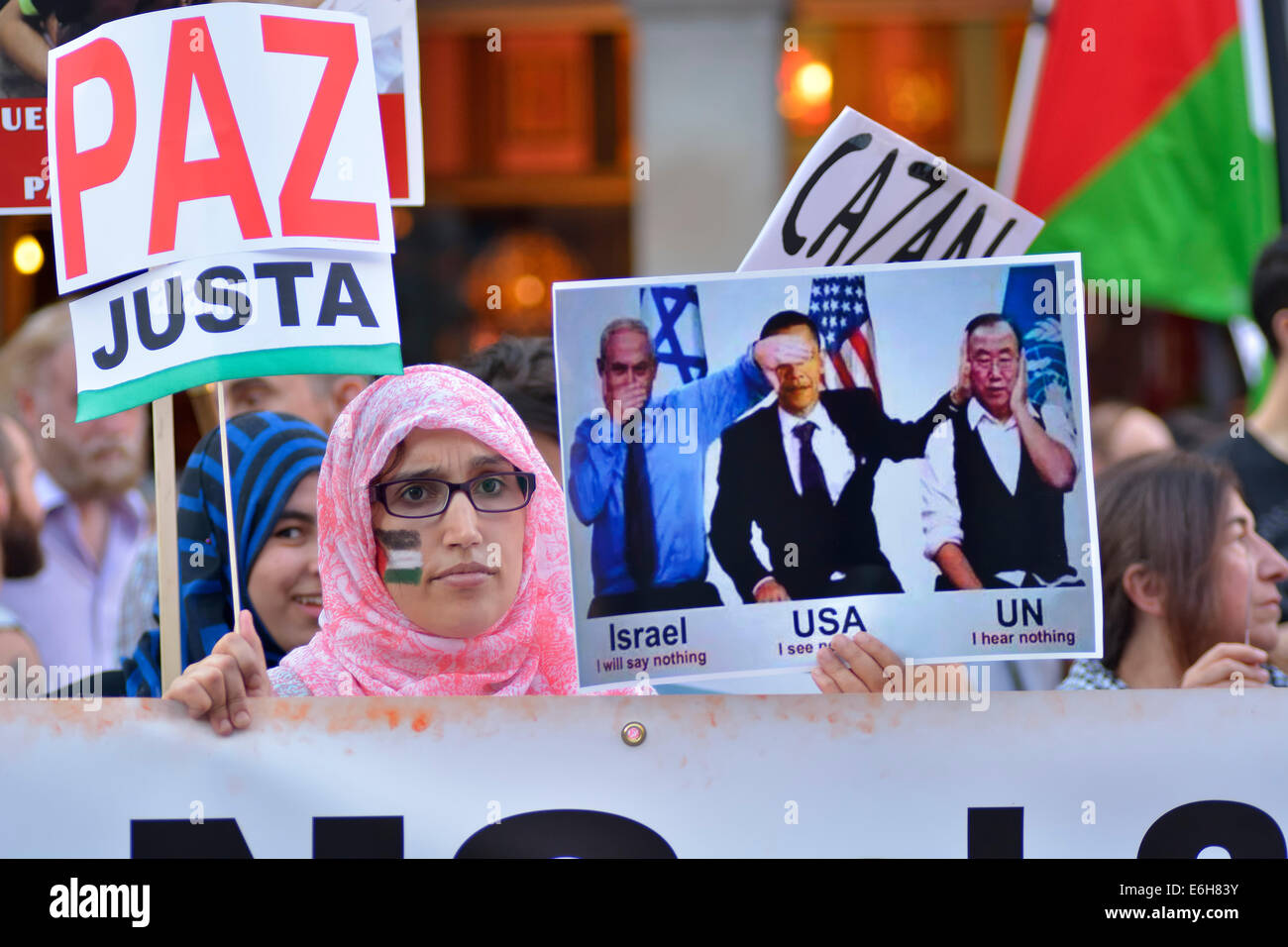 La donna araba che protestavano contro Israele, negli Stati Uniti e le Nazioni Unite, di fronte al Ministero degli Affari Esteri durante una dimostrazione il supporto Foto Stock