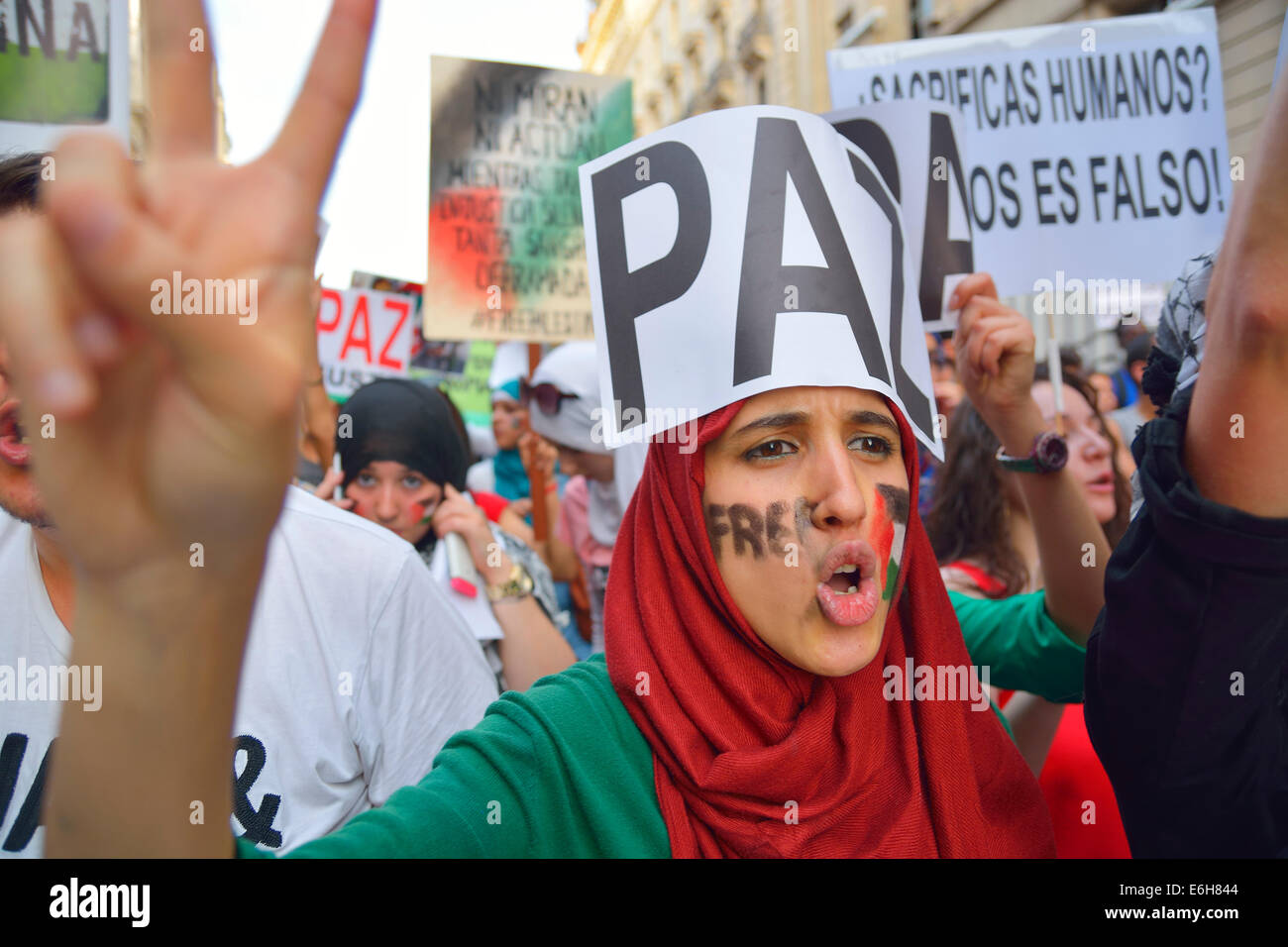 Donna palestinese chiedono la pace e per protestare contro gli attacchi israeliani nella Striscia di Gaza nel corso di una manifestazione a Madrid su J Foto Stock