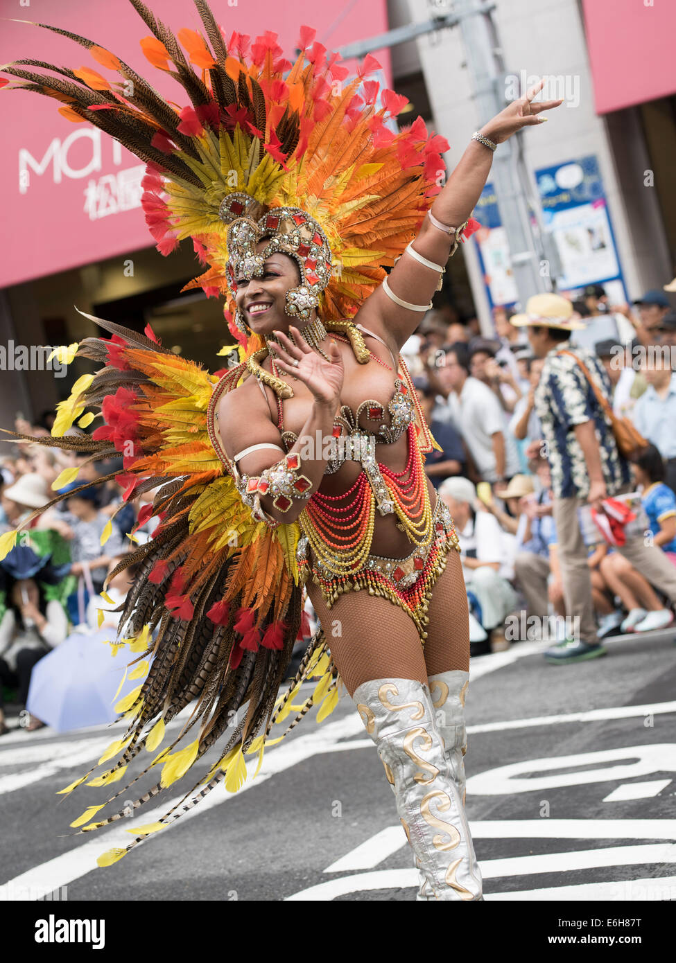 Tokyo, Giappone. 23 Ago, 2014. In ballo le strade alla trentatreesima Asakusa Samba Festival a Tokyo in Giappone. Sabato 23 agosto 2014. Credito: Chris Willson/Alamy Live News Foto Stock